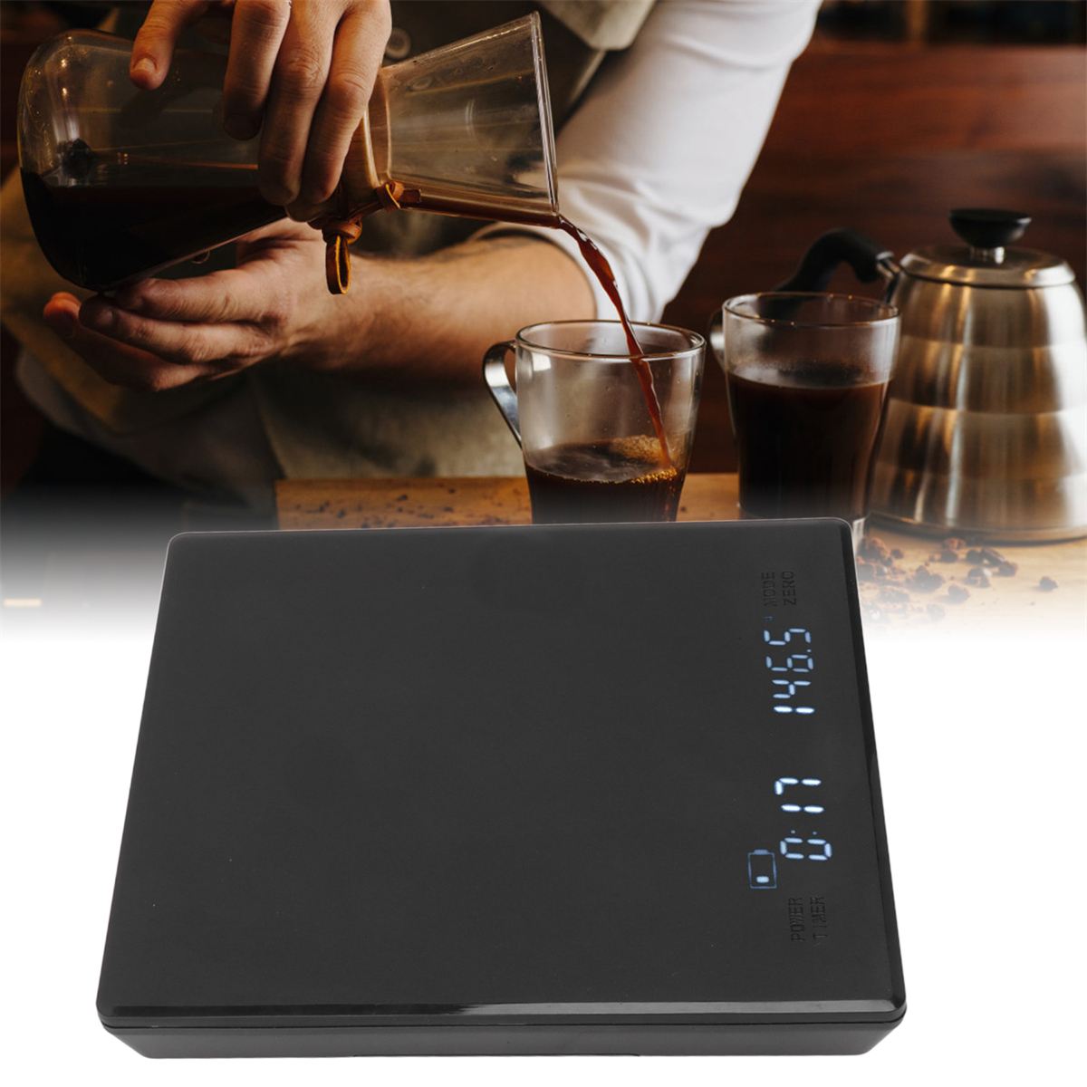 Kaffee in ein Glas gießen. Eine schwarze Waage mit digitaler Anzeige im Vordergrund.
