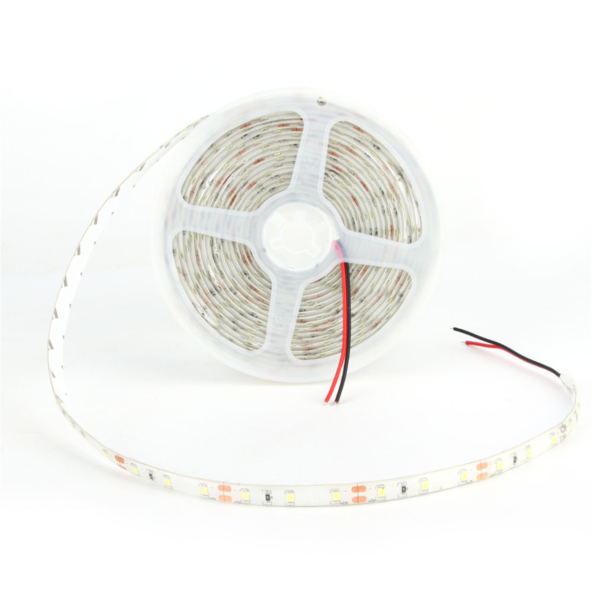 Eine Rolle LED-Streifenlichter mit roten und schwarzen Drähten auf weißem Hintergrund.