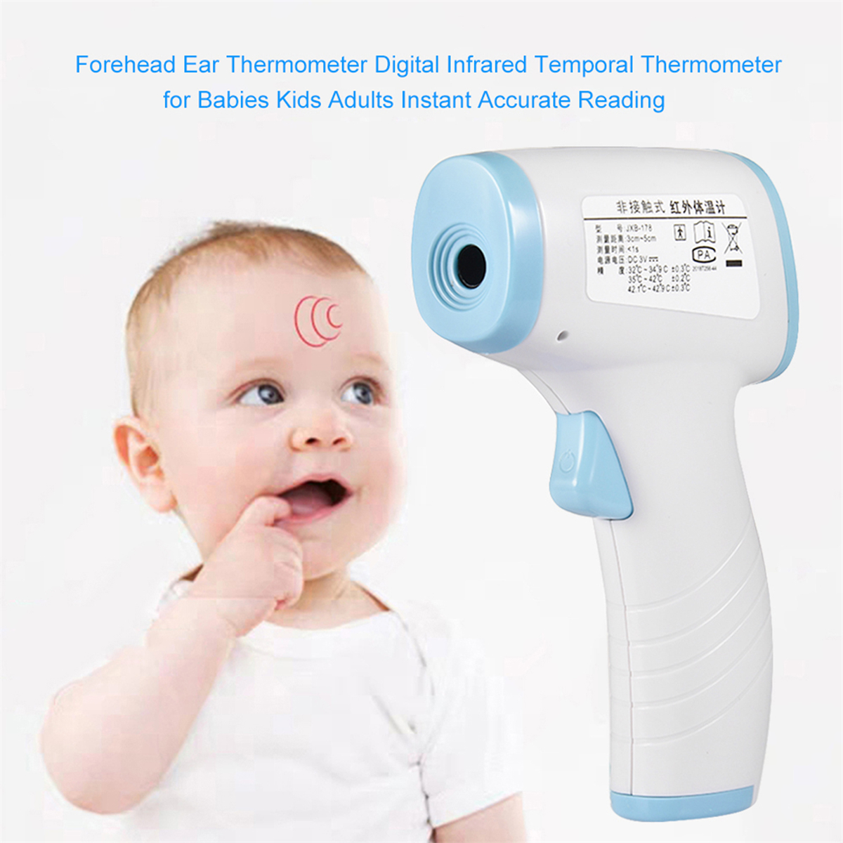 Ein Baby mit einem Stirnthermometer, das auf die Stirn zeigt. Das Thermometer ist weiß und blau.