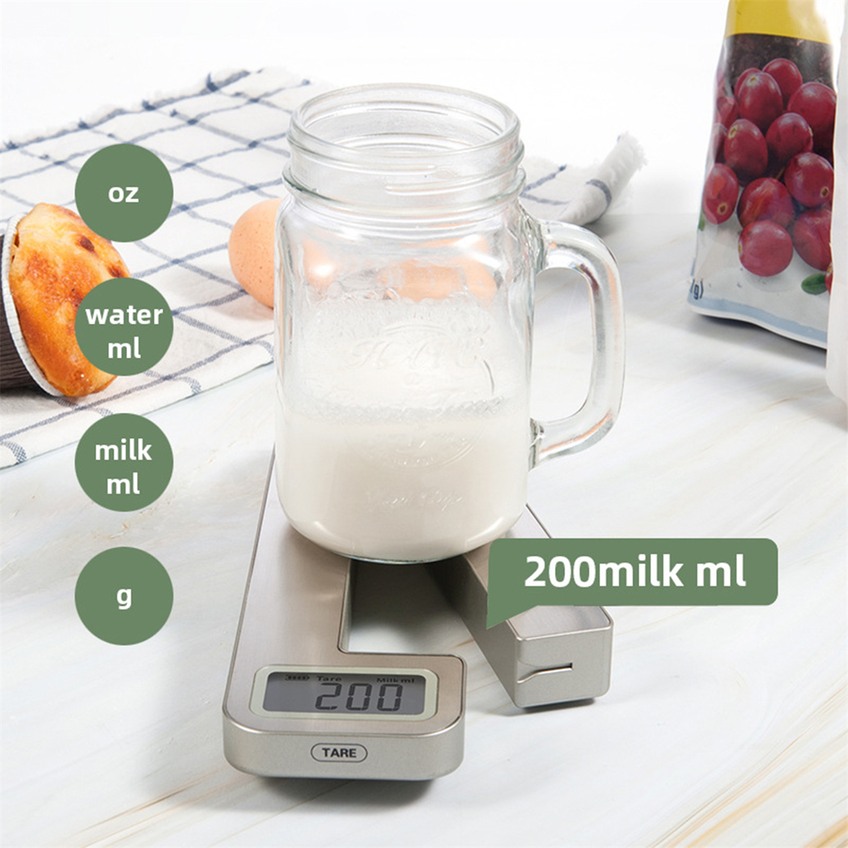 Ein Glas mit Milch auf einer Waage mit Lebensmitteln und Textetiketten in der Nähe.