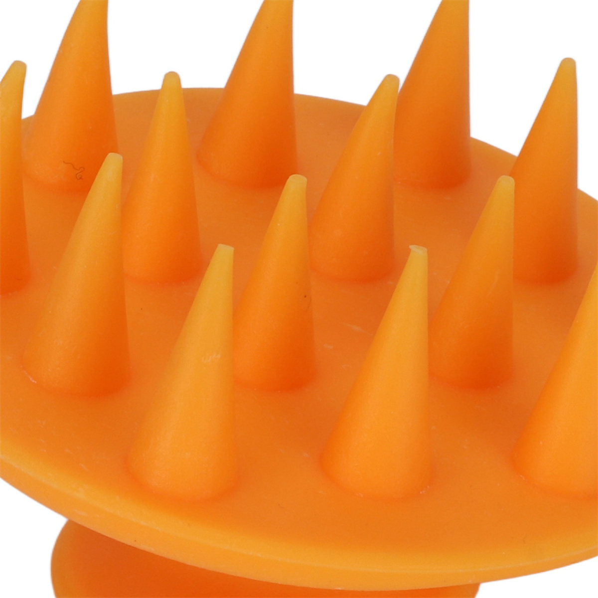 Oranger Kopfhautmassager mit kegelförmigen Borsten.