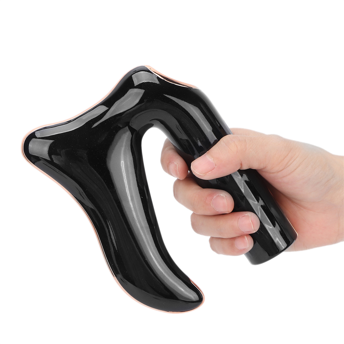 Ein schwarzes Massagegerät, das von Hand gehalten wird. Es hat eine gebogene Form mit glatter, glänzender Oberfläche.