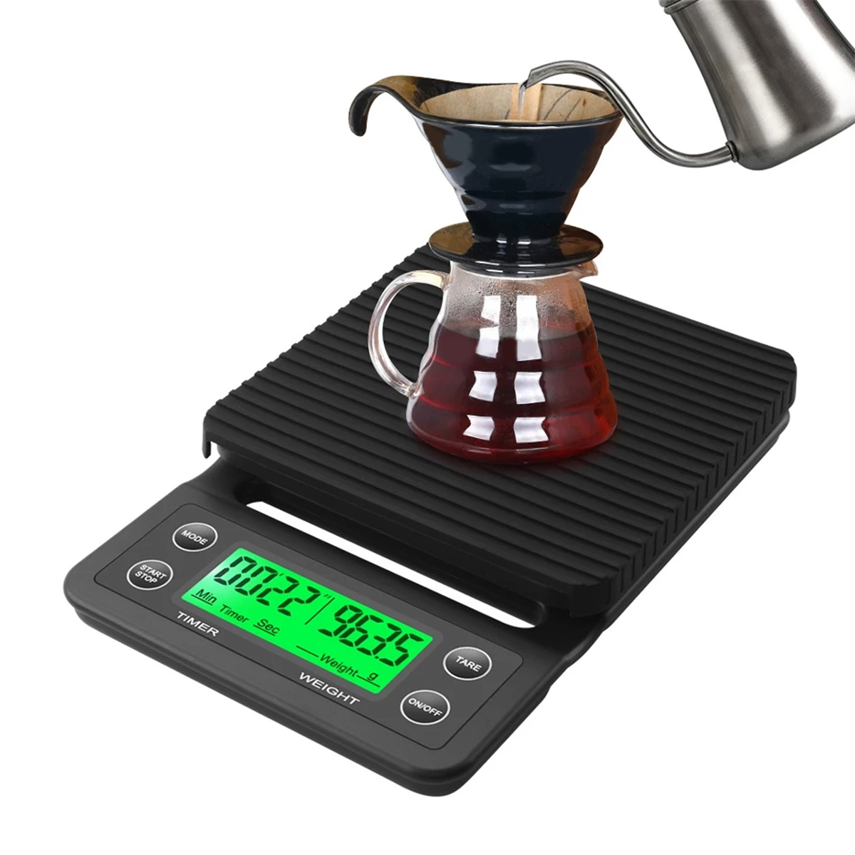 Kaffee wird aus einem Wasserkocher in einen Dripper auf einer schwarzen Waage mit einer Glaskaraffe gegossen.
