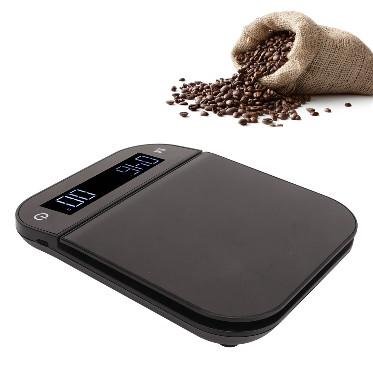 Schwarze Digitalwaage mit Kaffeebohnen aus einem Sack. Weißer Hintergrund. Anzeige zeigt '0.0'.