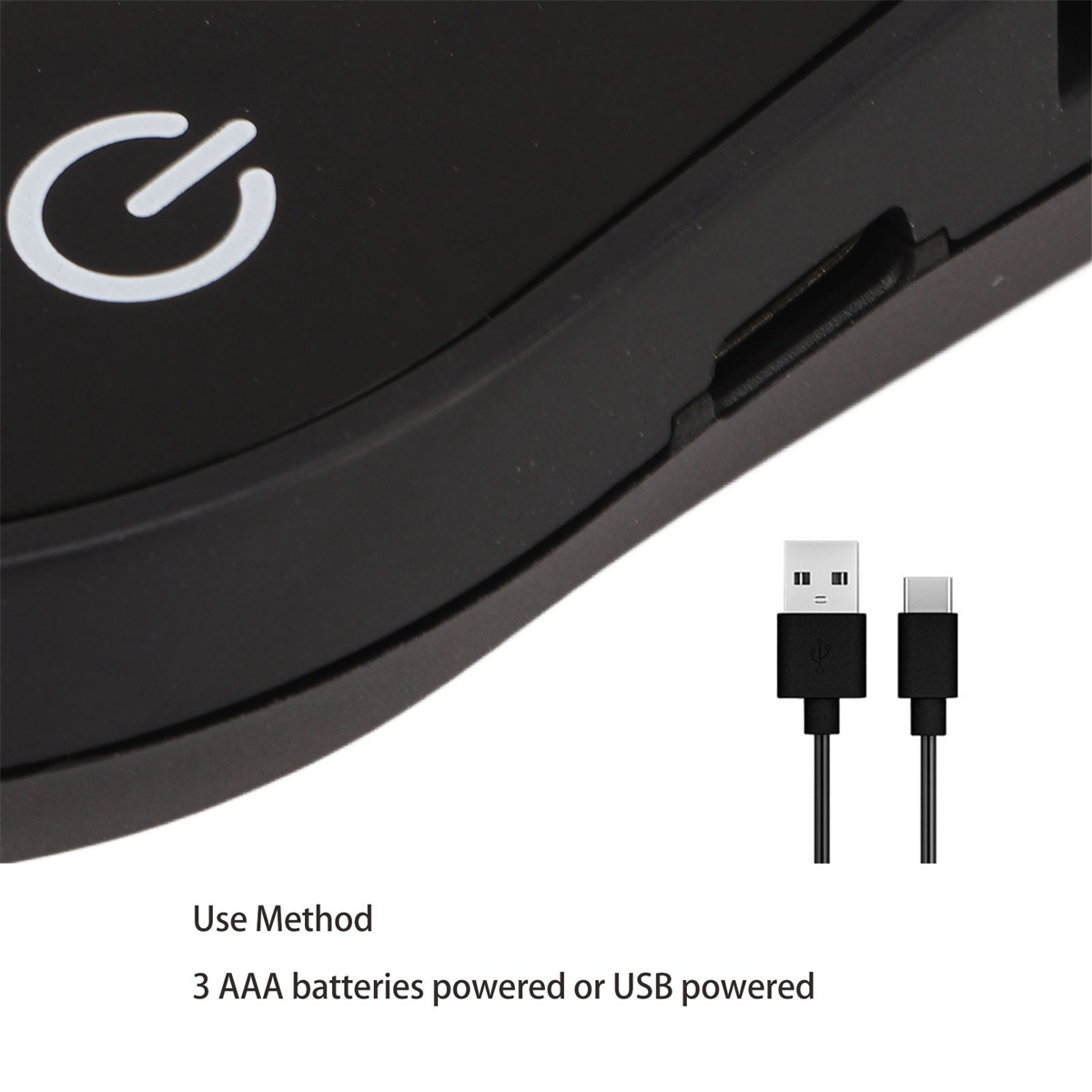 Nahaufnahme eines schwarzen Geräts mit Ein-/Aus-Schalter und USB-Anschlüssen, Text: 3 AAA-Batterien oder USB-Stromversorgung.