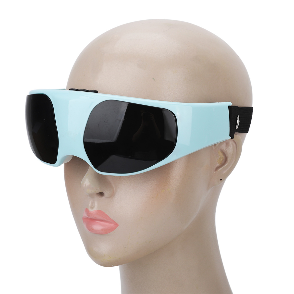 Eine Schaufensterpuppe, die eine hellblaue Augenmassagebrille mit schwarzen Augenabdeckungen trägt.