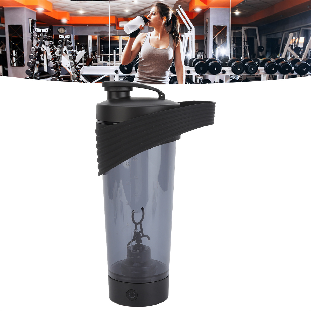 Eine Shaker-Flasche mit einer Frau, die in einem Fitnessstudio daraus trinkt.