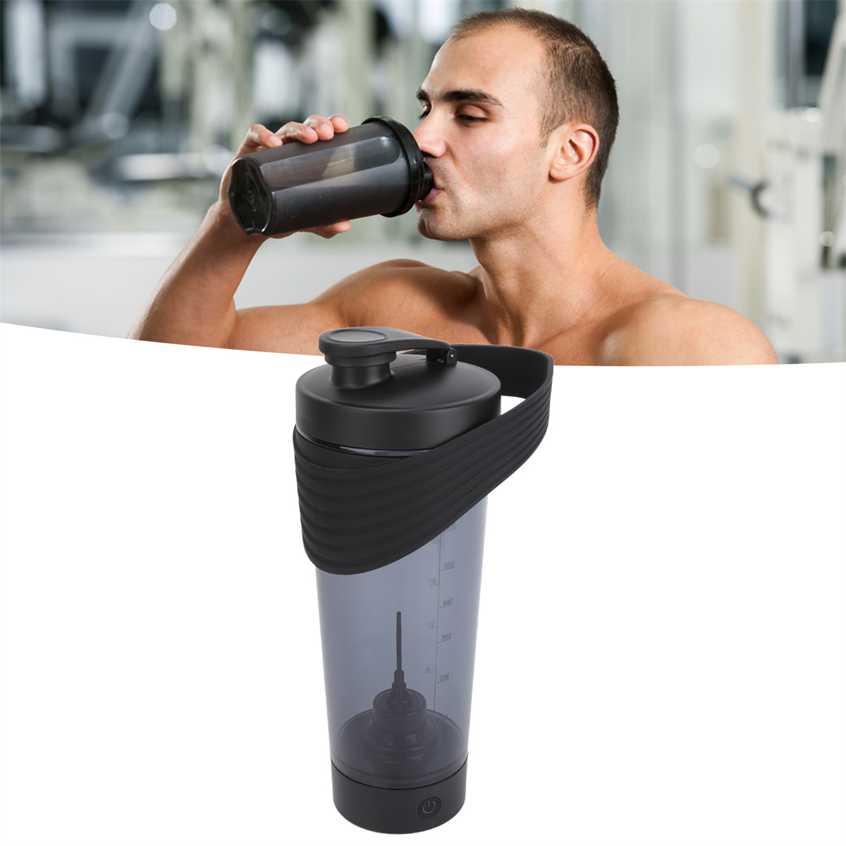 Mann trinkt aus schwarzer Shaker-Flasche. Die Flasche hat einen Griff.