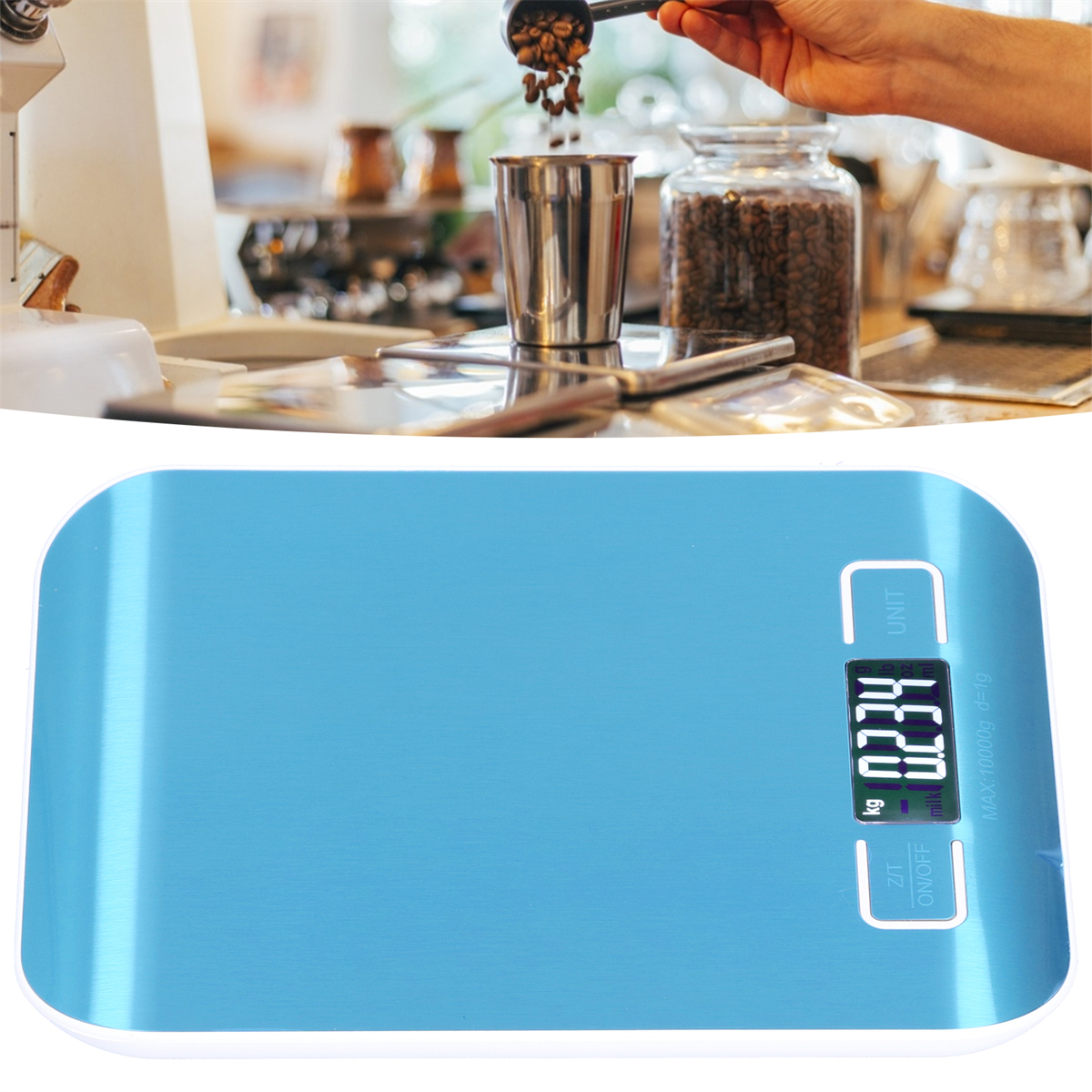 Digitale Küchenwaage zeigt 0,234 kg. Eine Hand gießt Kaffeebohnen in einen Metallbecher.