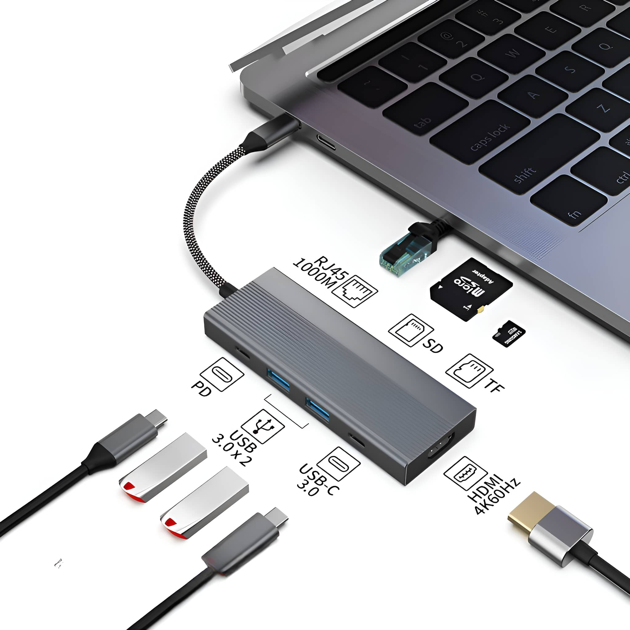 Laptop, der mit einem Hub mit mehreren Anschlüssen, Kabeln und Zubehör verbunden ist.