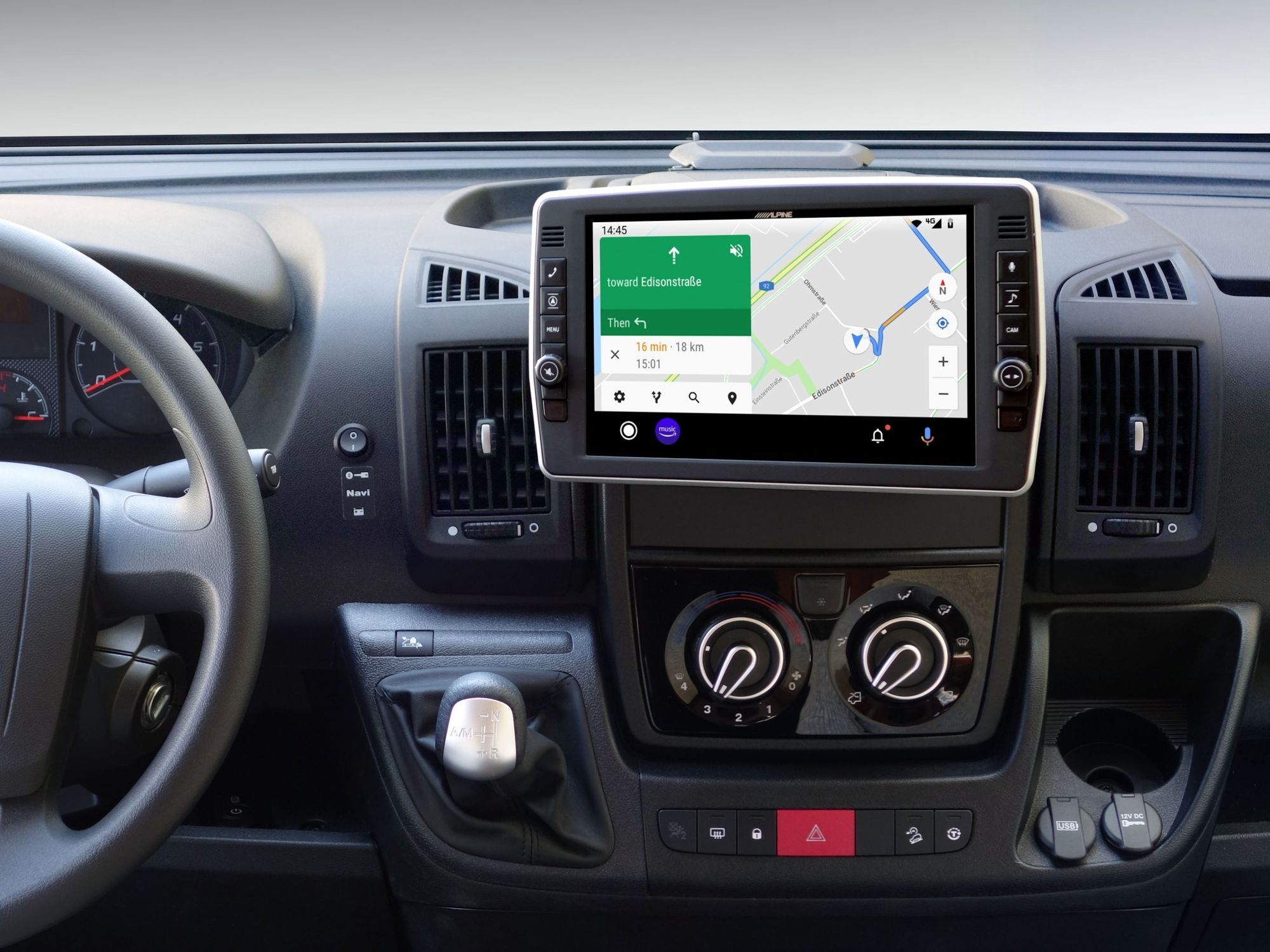 Armaturenbrett eines Autos, das ein Navigationssystem mit Karte anzeigt.