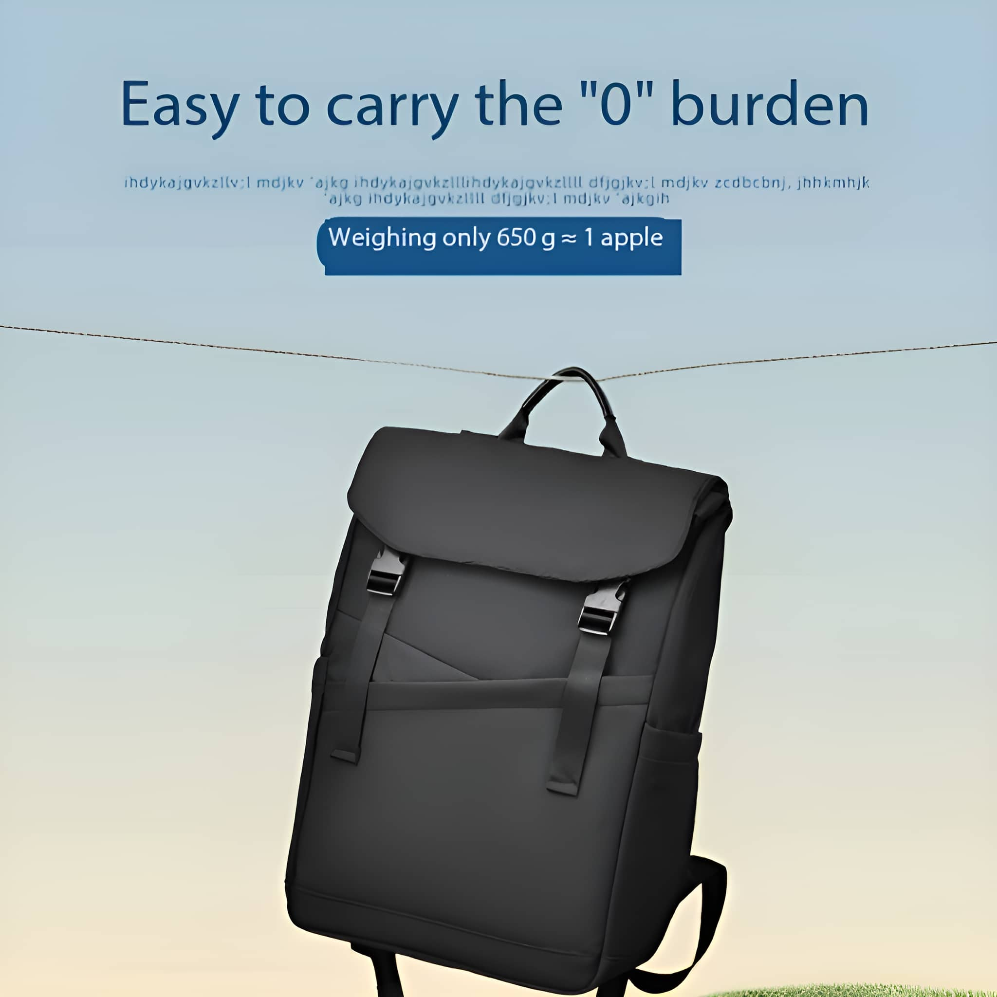Schwarzer Rucksack mit Text, an einer Schnur vor hellblauem Hintergrund hängend.