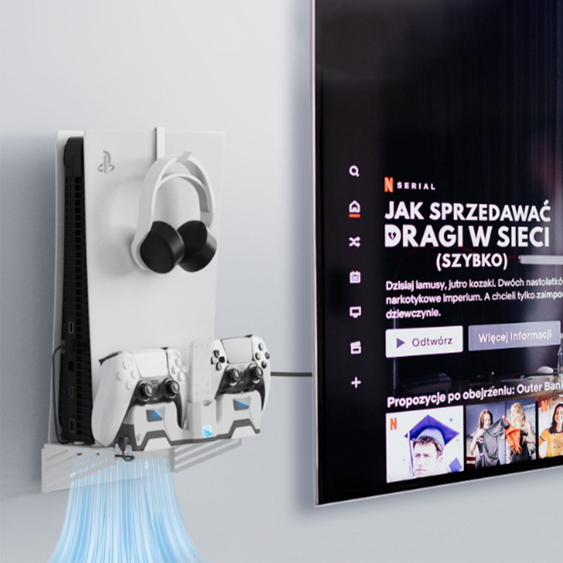Ein weißer, an der Wand montierter Ständer hält eine PS5, zwei Controller und ein Headset.