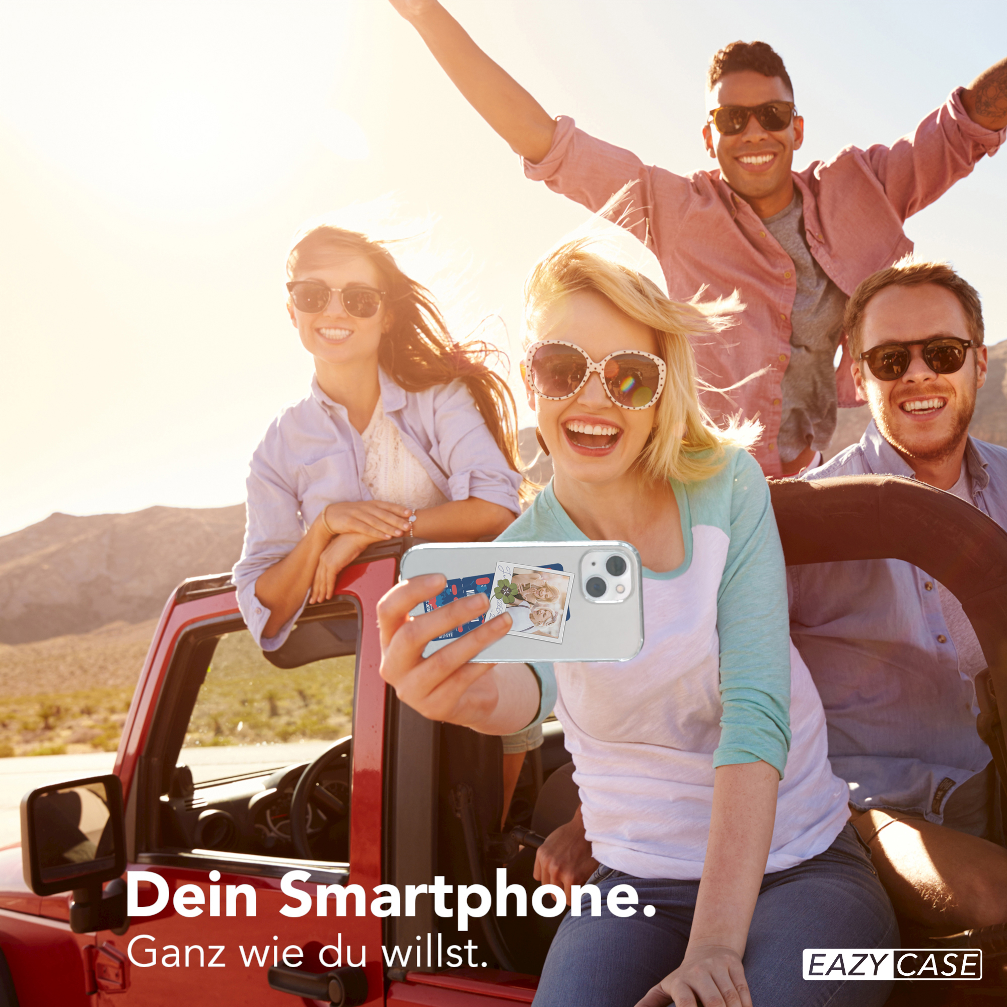 Eine Gruppe von vier Personen macht ein Selfie in einem Auto. Eine Person hält das Telefon in einer durchsichtigen Hülle.