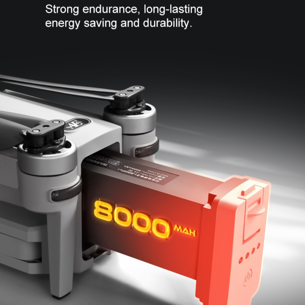 Drohnenbatterie mit '8000 mAh' Aufkleber. Sie ist orange und schwarz.