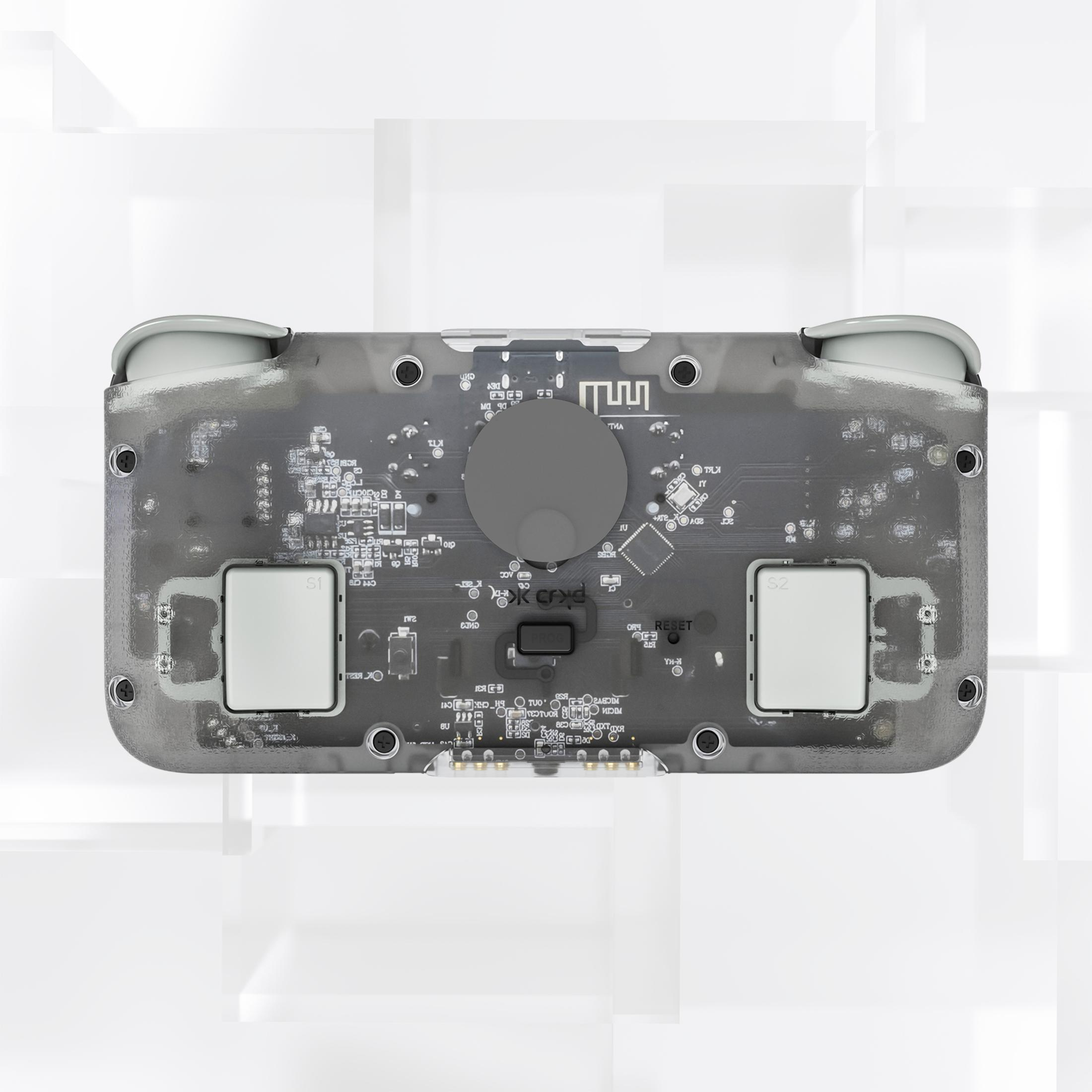 I componenti interni di un controller di gioco sono visibili. Vengono mostrati pulsanti grigi e circuiti.
