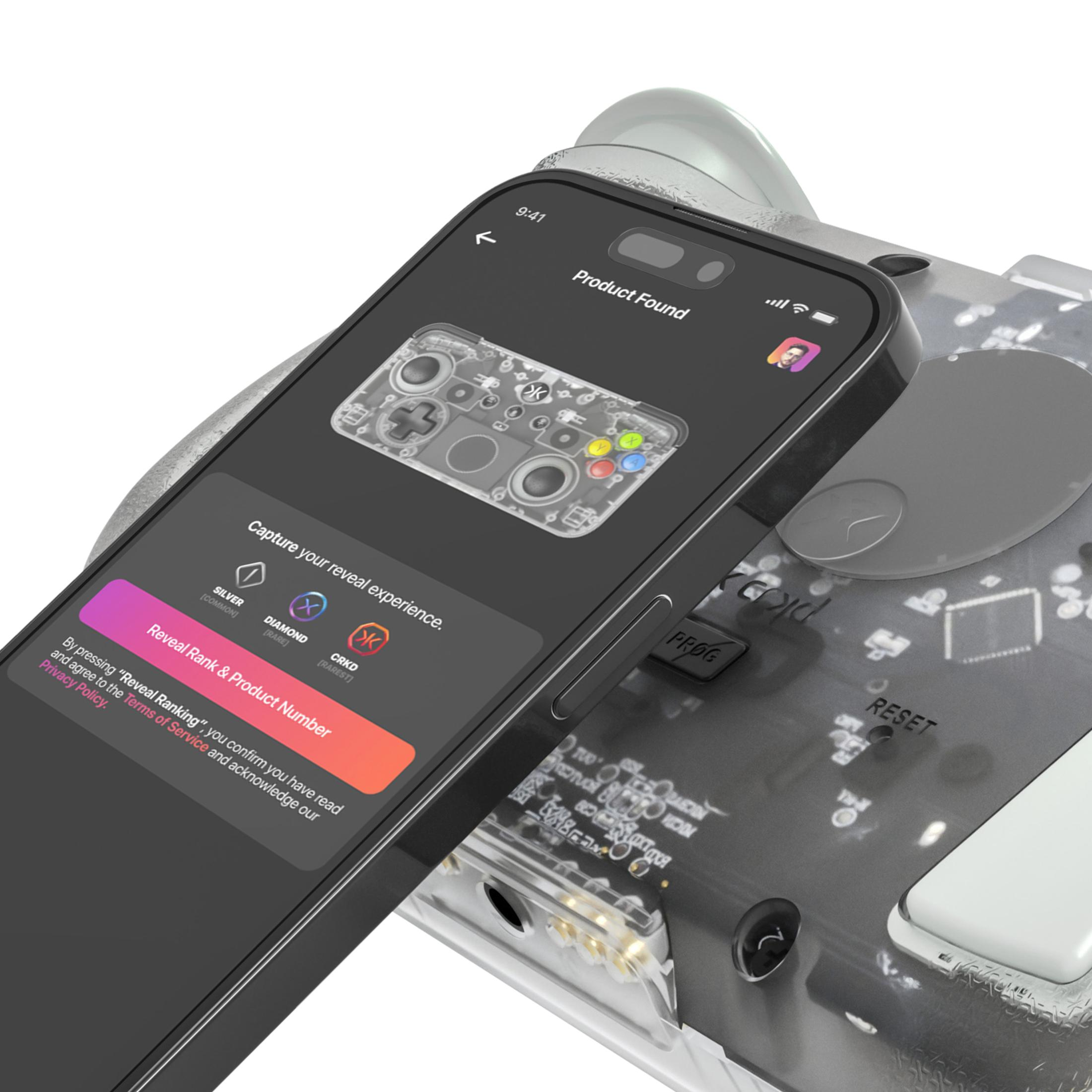 Smartphone che mostra un'app con grafica di controller su un controller trasparente.