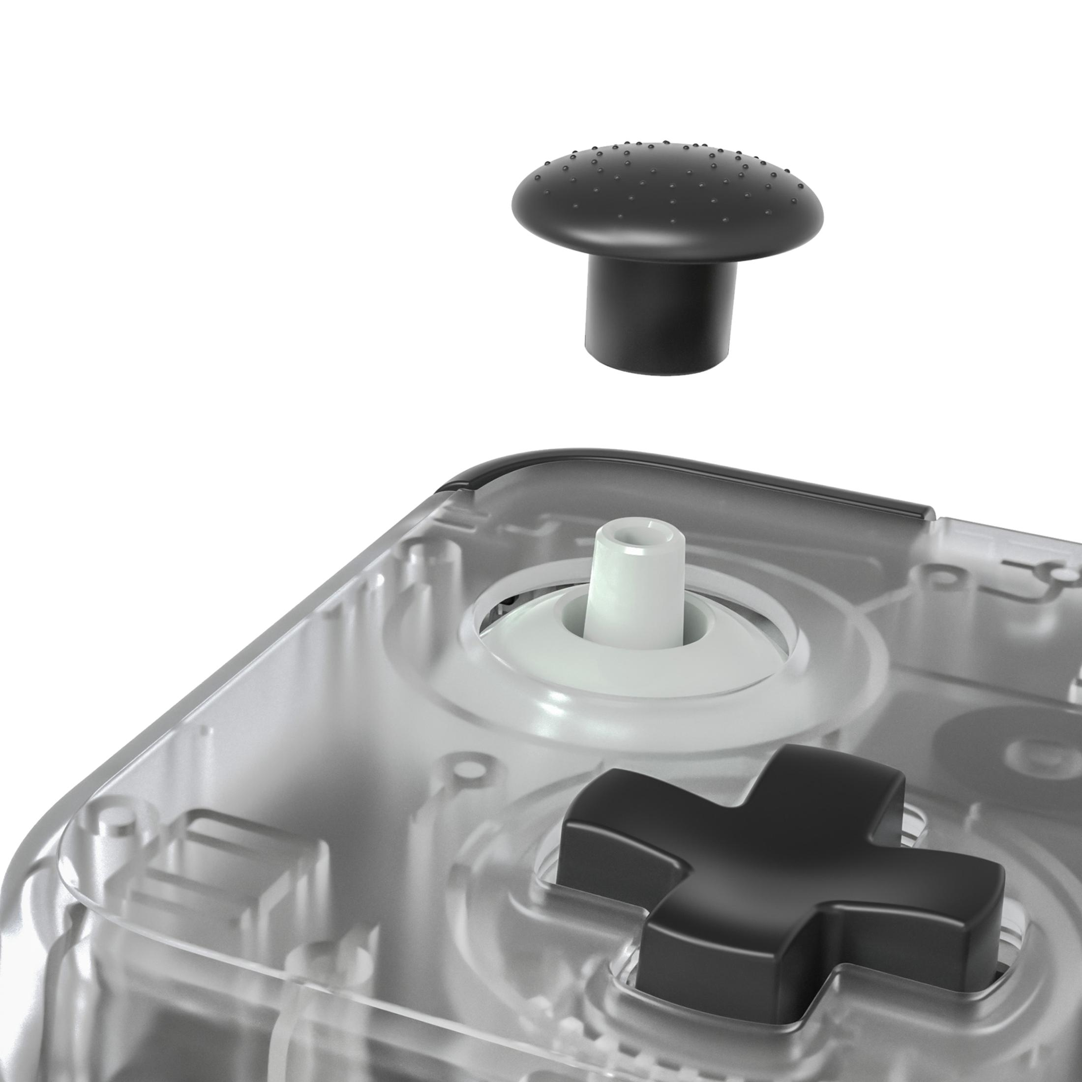 Primo piano di un controller di gioco. Un pulsante joystick nero sopra la custodia trasparente.