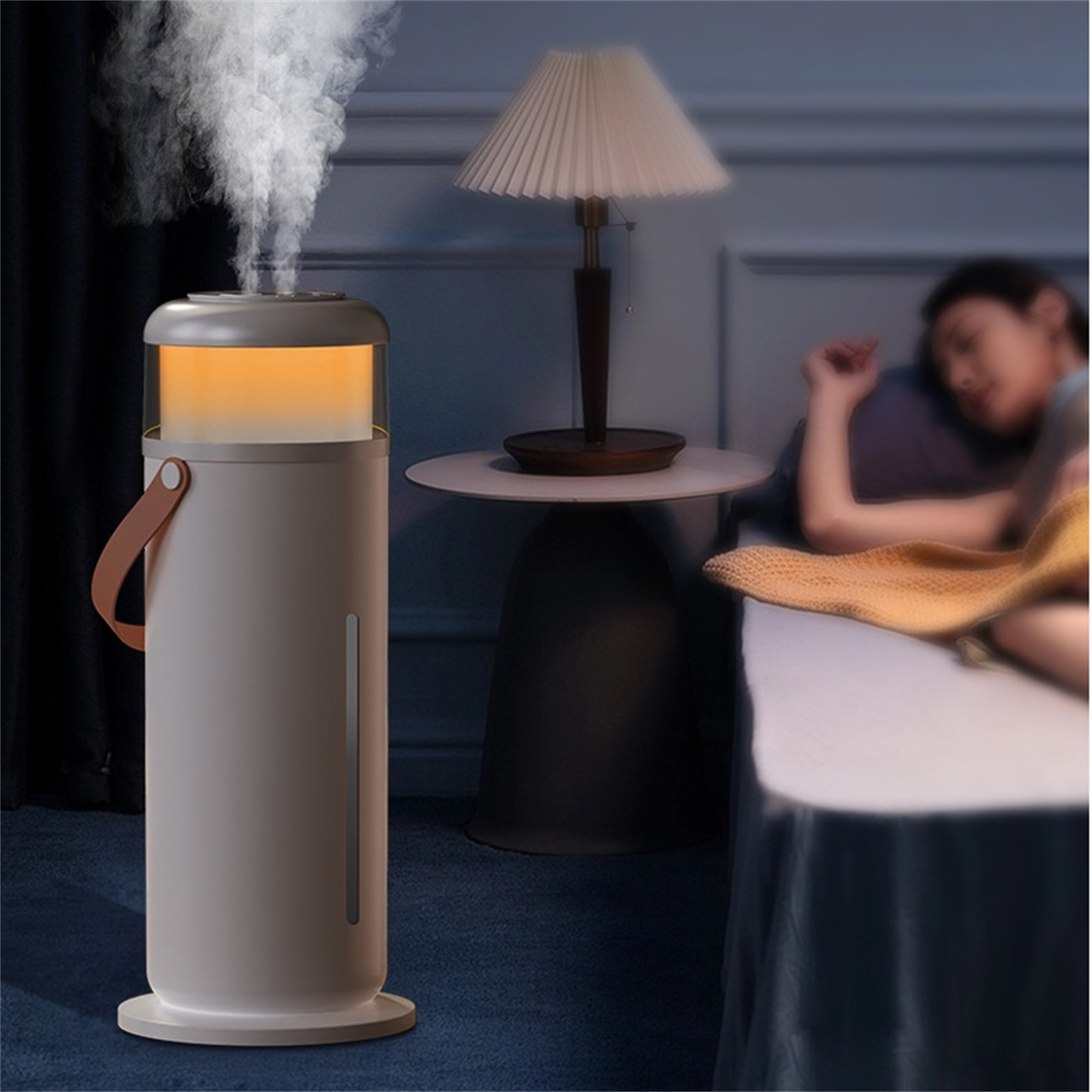 Ein Luftbefeuchter mit Dampf, neben einer Lampe und einer schlafenden Person, bedeckt von einer gelben Decke.