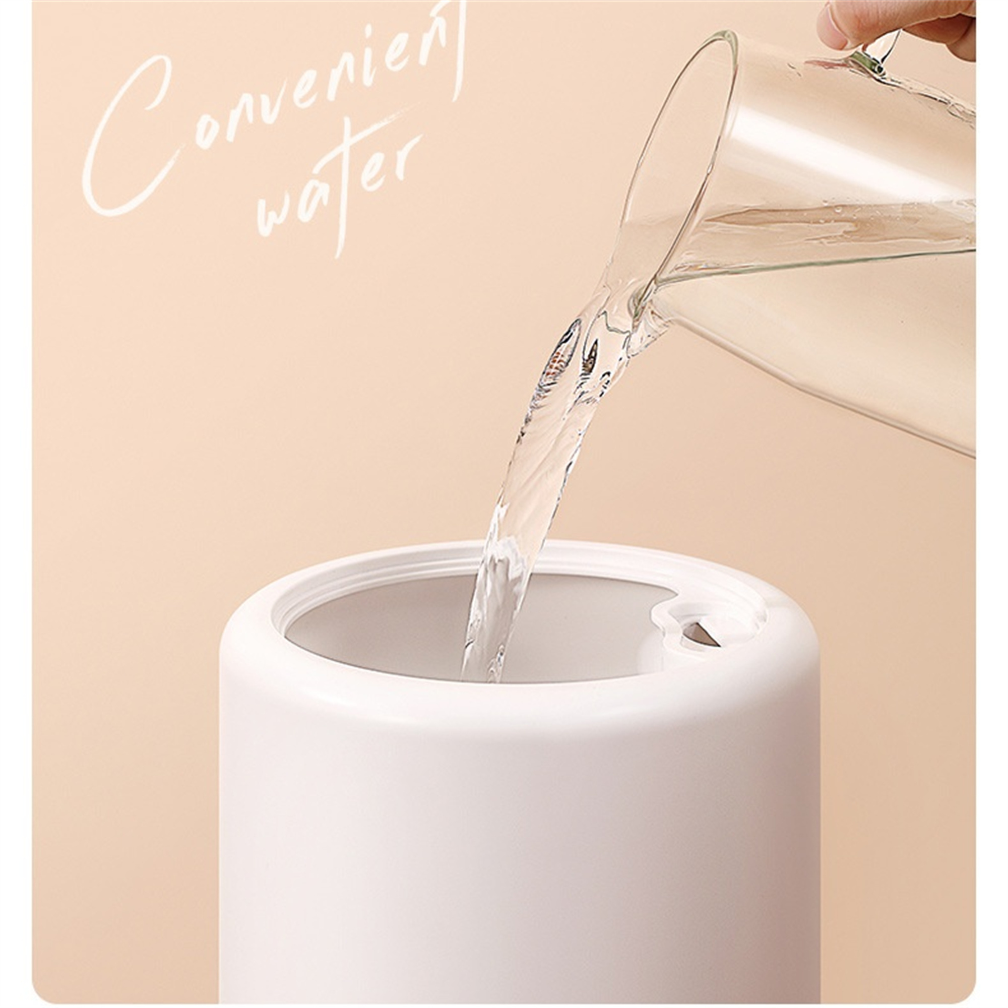 Eine Person gießt Wasser in einen weißen Behälter. Der Text auf dem Bild lautet: Bequemes Wasser.