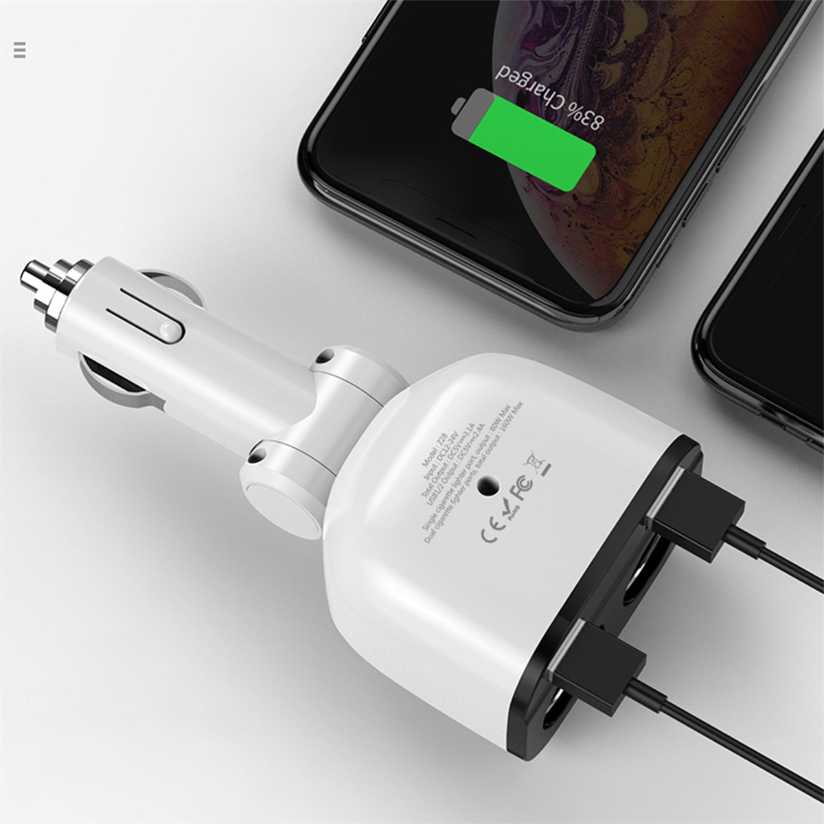 Ein weißes Autoladegerät mit zwei USB-Anschlüssen und ein ladendes Telefon.