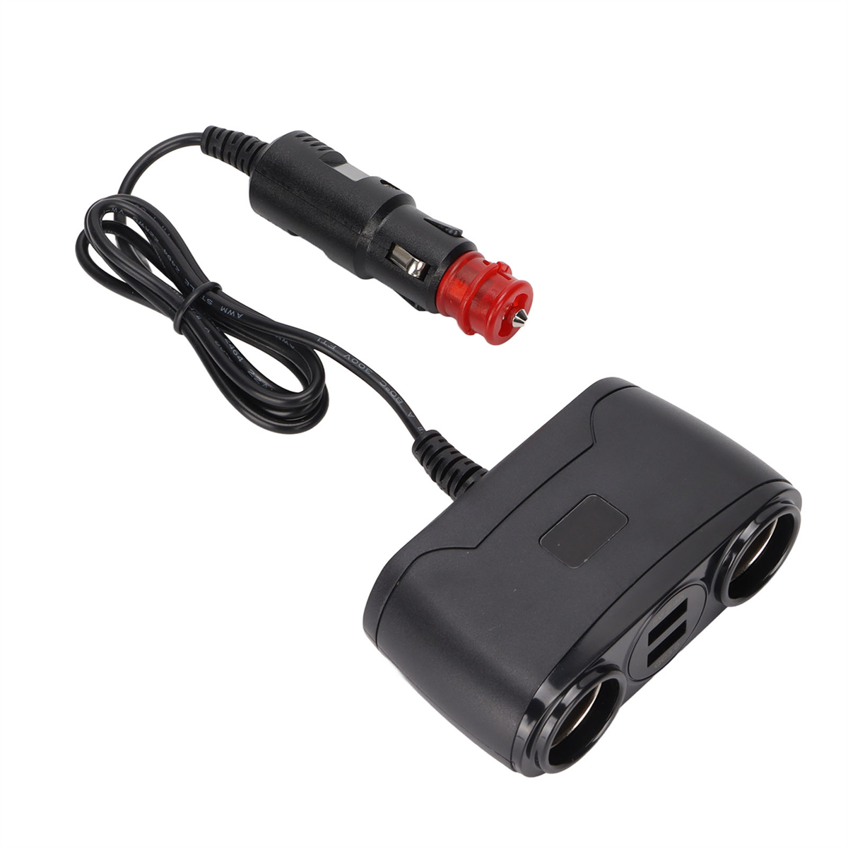 Schwarzer Auto-Adapter mit roter Spitze und zwei USB-Anschlüssen. Der Adapter befindet sich auf weißem Hintergrund.