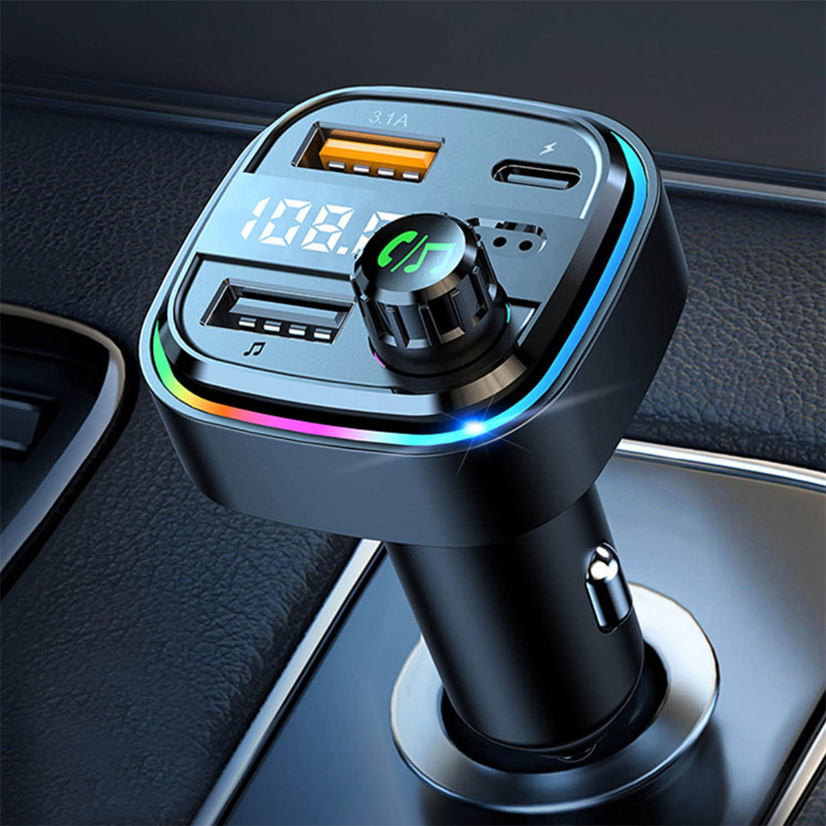 Ein schwarzes Autoladegerät mit USB-Anschlüssen. Es hat eine Digitalanzeige. Dunkler Hintergrund.