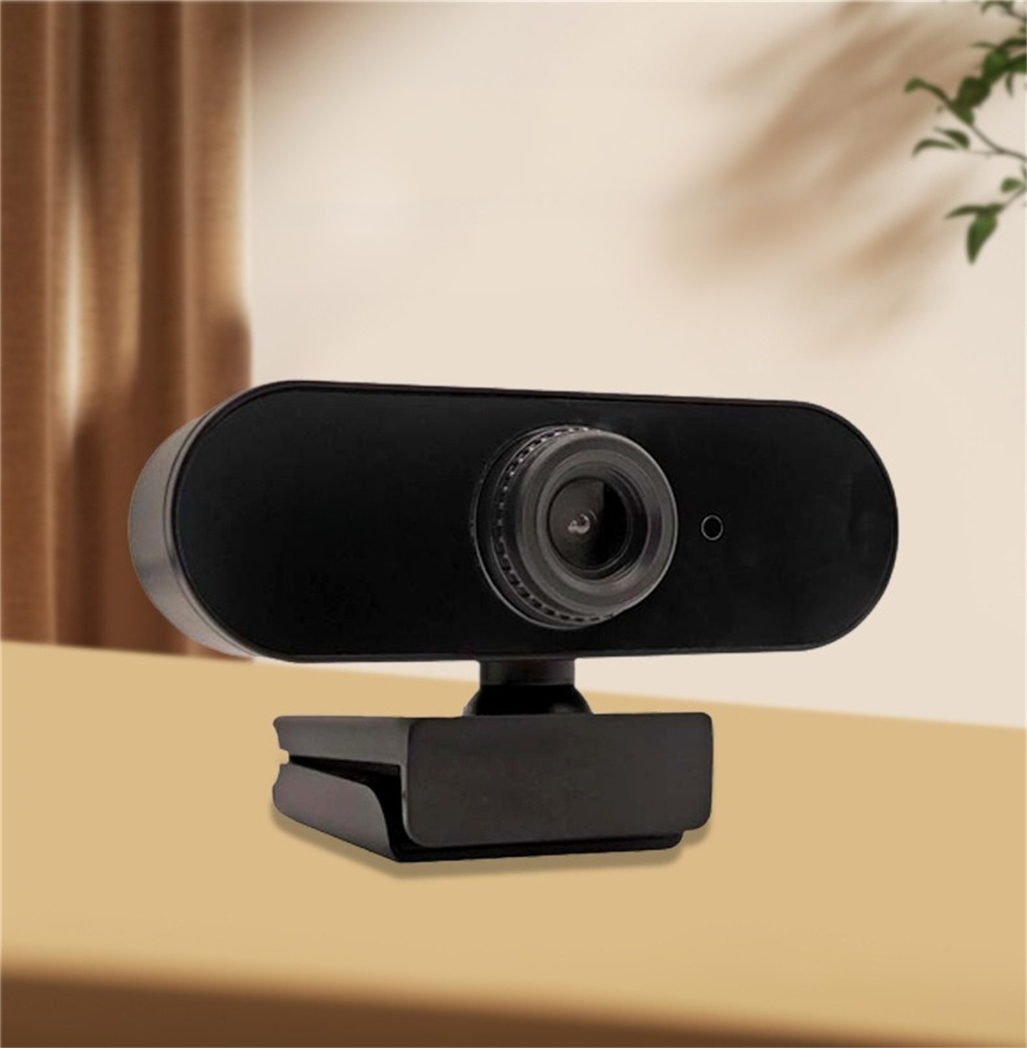 Eine schwarze Webcam auf einem Tisch. Die Kamera hat ein Objektiv, einen Sockel und ist nach vorne gerichtet.