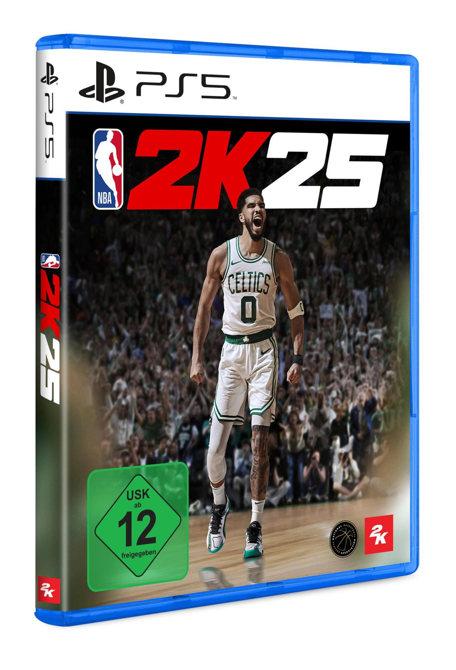 Eine PS5-Spielbox mit einem Basketballspieler auf dem Cover. Das Spiel ist NBA 2K25, mit blauem und weißem Design.