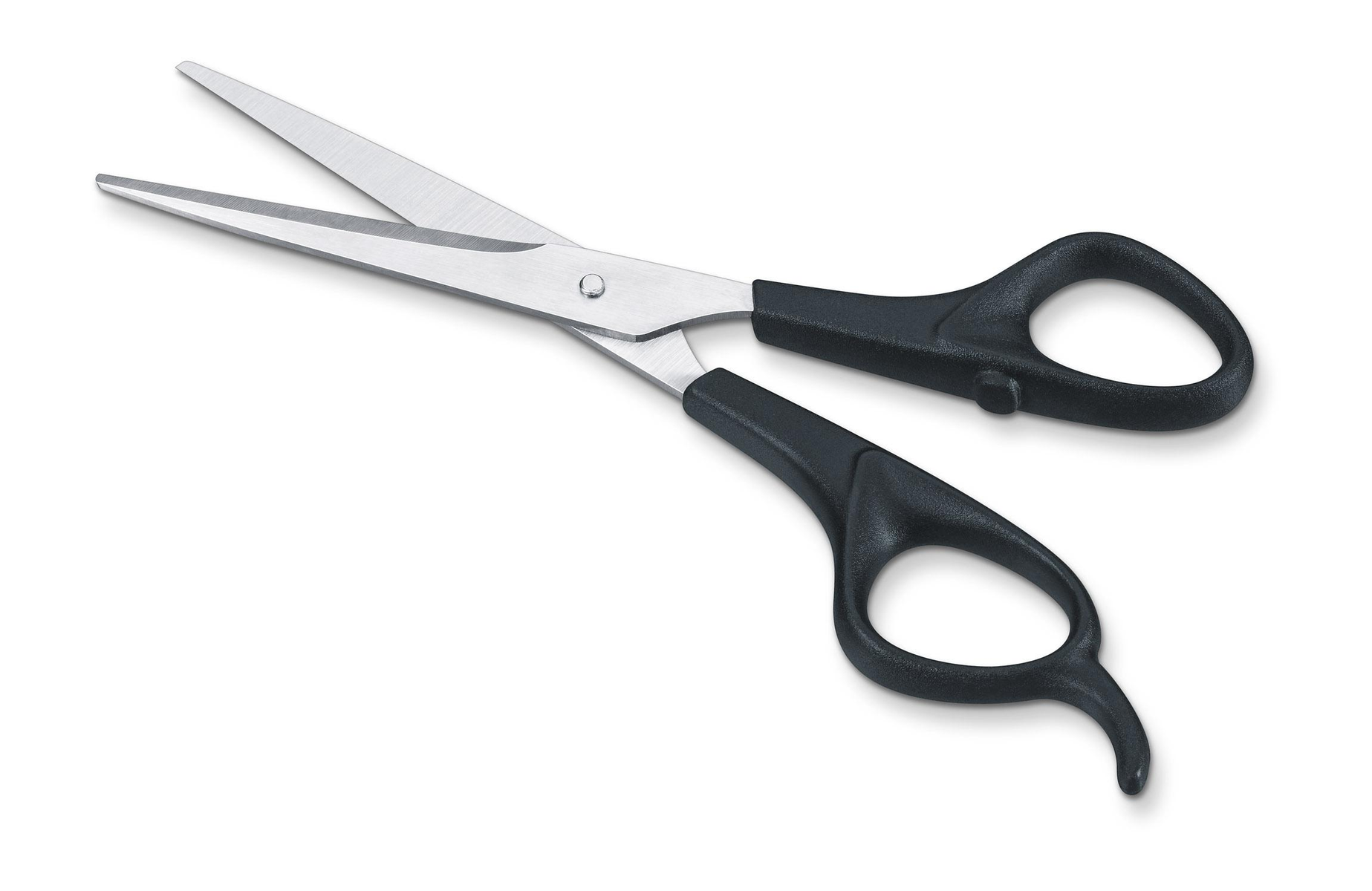 Schere mit silbernen Klingen und schwarzen Griffen, offen auf weißem Hintergrund.
