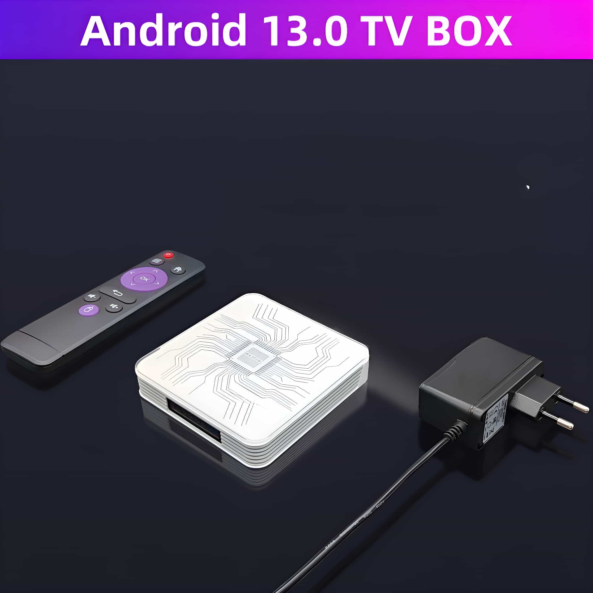 Weiße Android 13.0 TV-Box, Fernbedienung und Ladegerät auf dunkler Oberfläche, schräge Ansicht.