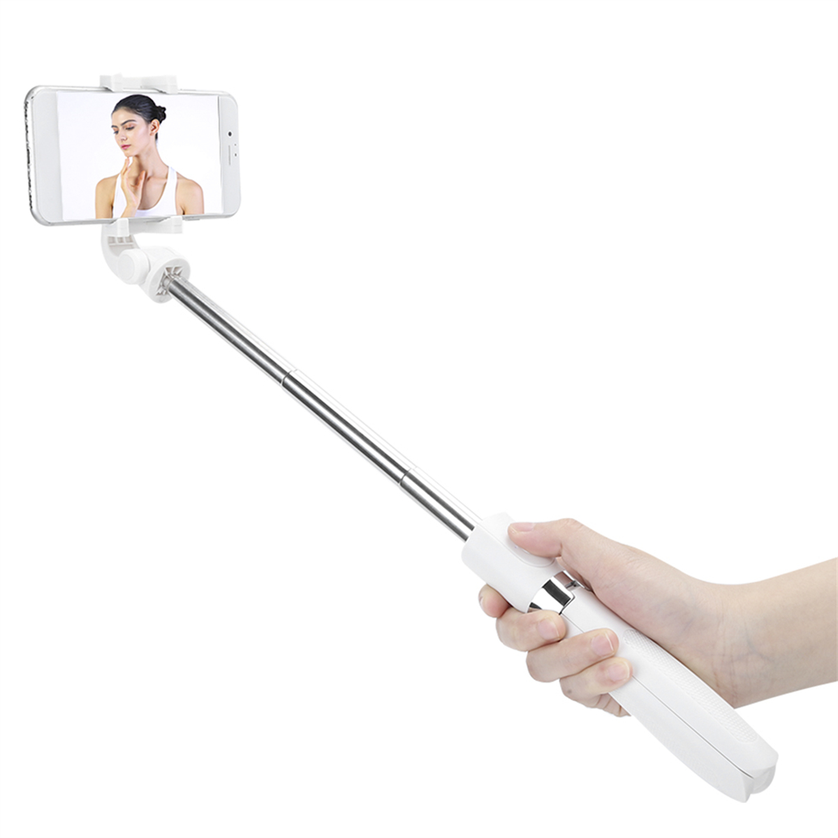 Ein Selfie-Stick mit einem Telefon. Eine Person hält es. Telefonbildschirm zeigt eine Frau.