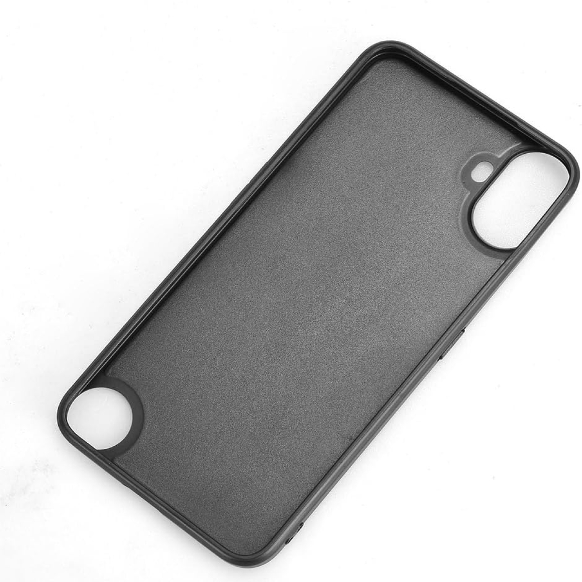 Eine schwarze Handyhülle mit Aussparungen für die Kamera und andere Funktionen. Weißer Hintergrund.