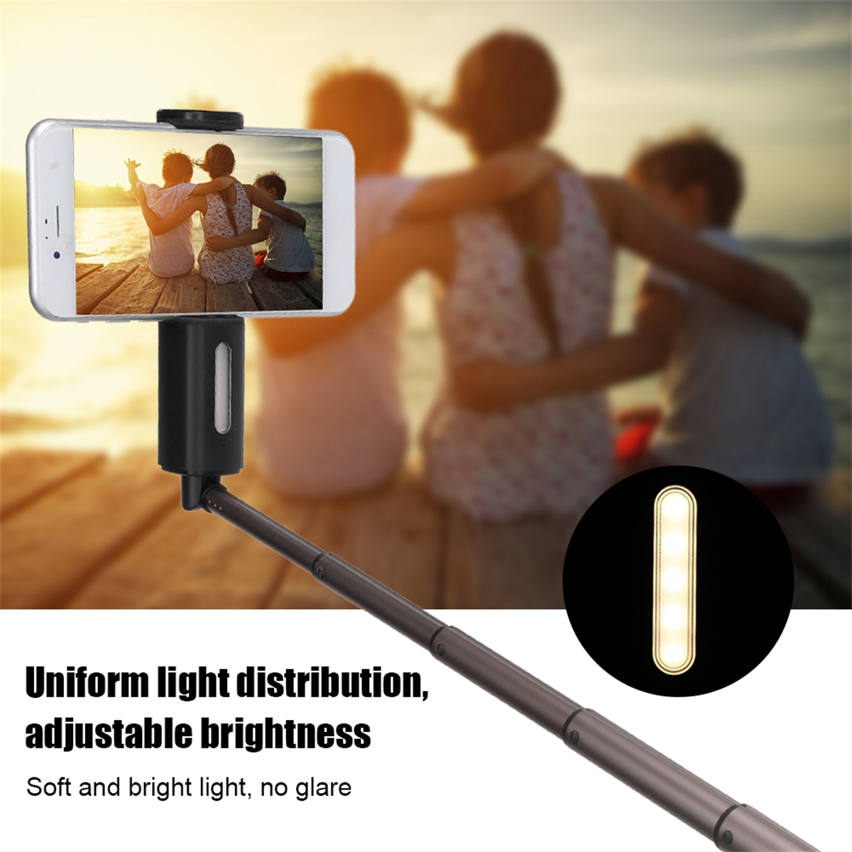 Selfie-Stick, der ein Telefon mit einem Gruppenfoto hält, mit LED-Leuchten und schwarzem Griff.