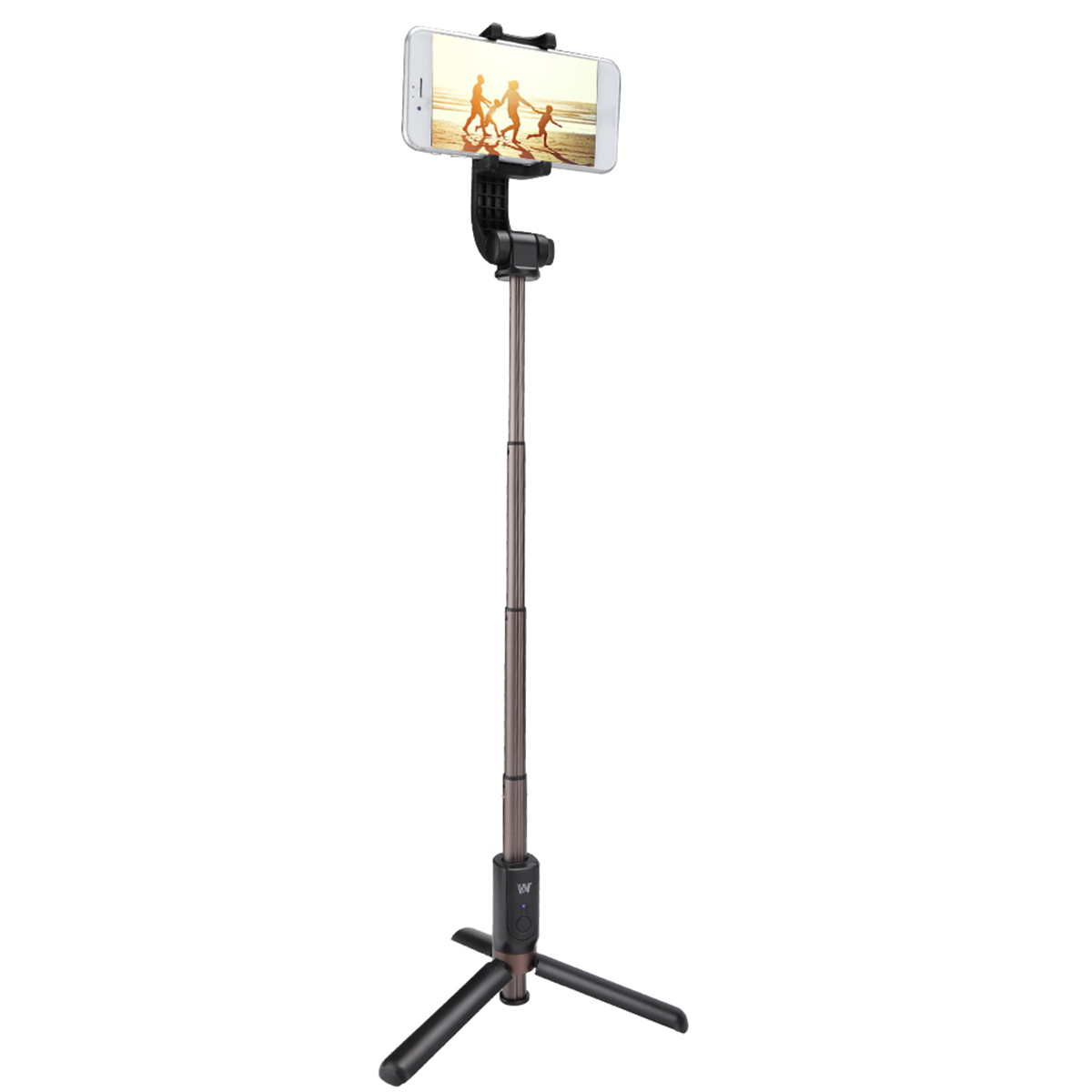 Ein Telefon auf einem schwarzen und braunen Selfie-Stick montiert. Das Telefon zeigt eine Familie. Der Hintergrund ist weiß.