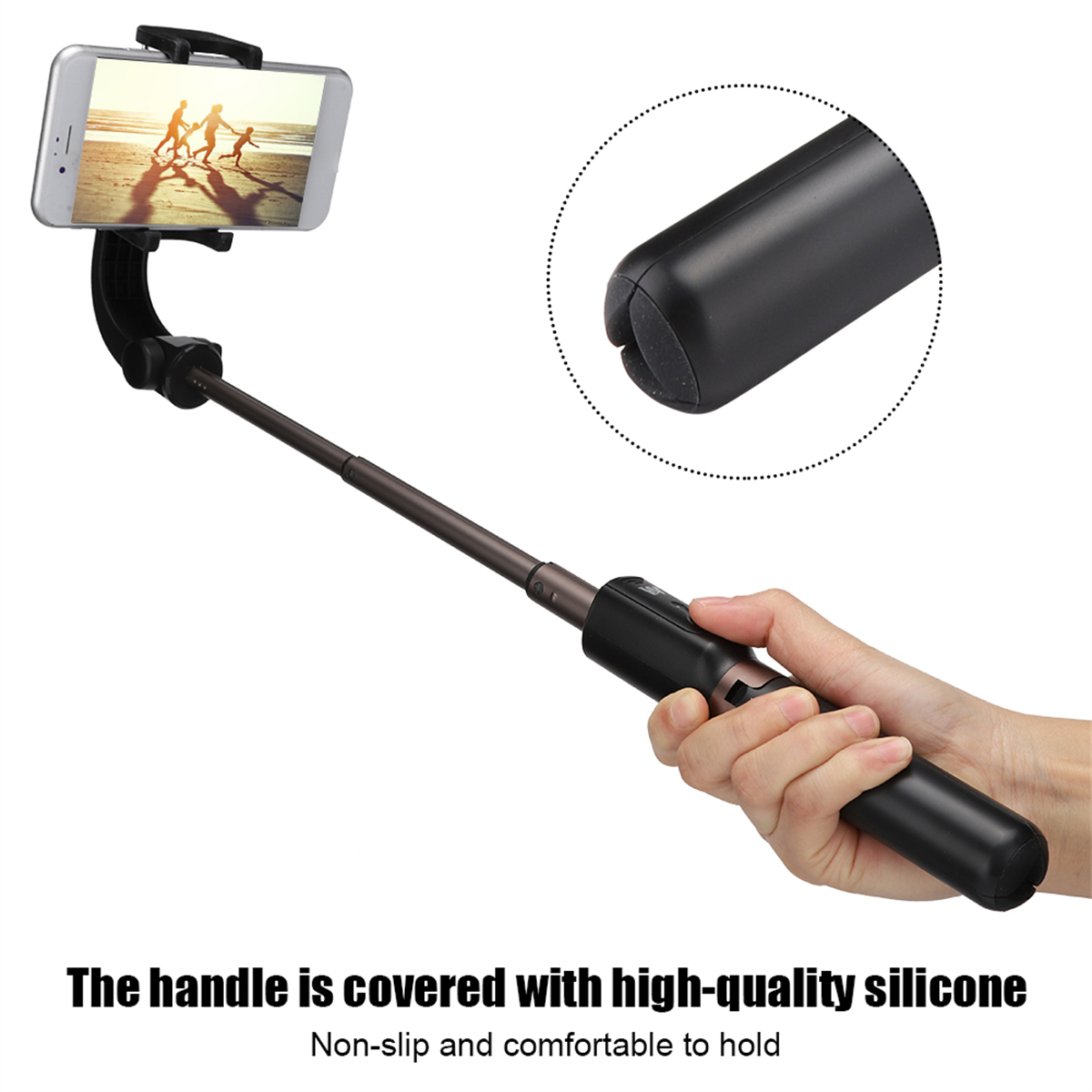 Ein schwarzer Selfie-Stick, der ein Telefon mit einer Strandszene hält, mit einer Hand, die den Stick hält.