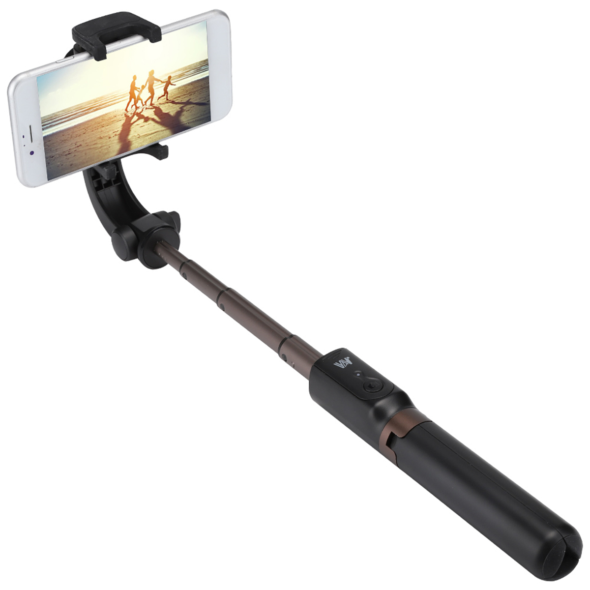 Selfie-Stick mit einem Telefon, das ein Foto einer Familie am Strand zeigt.