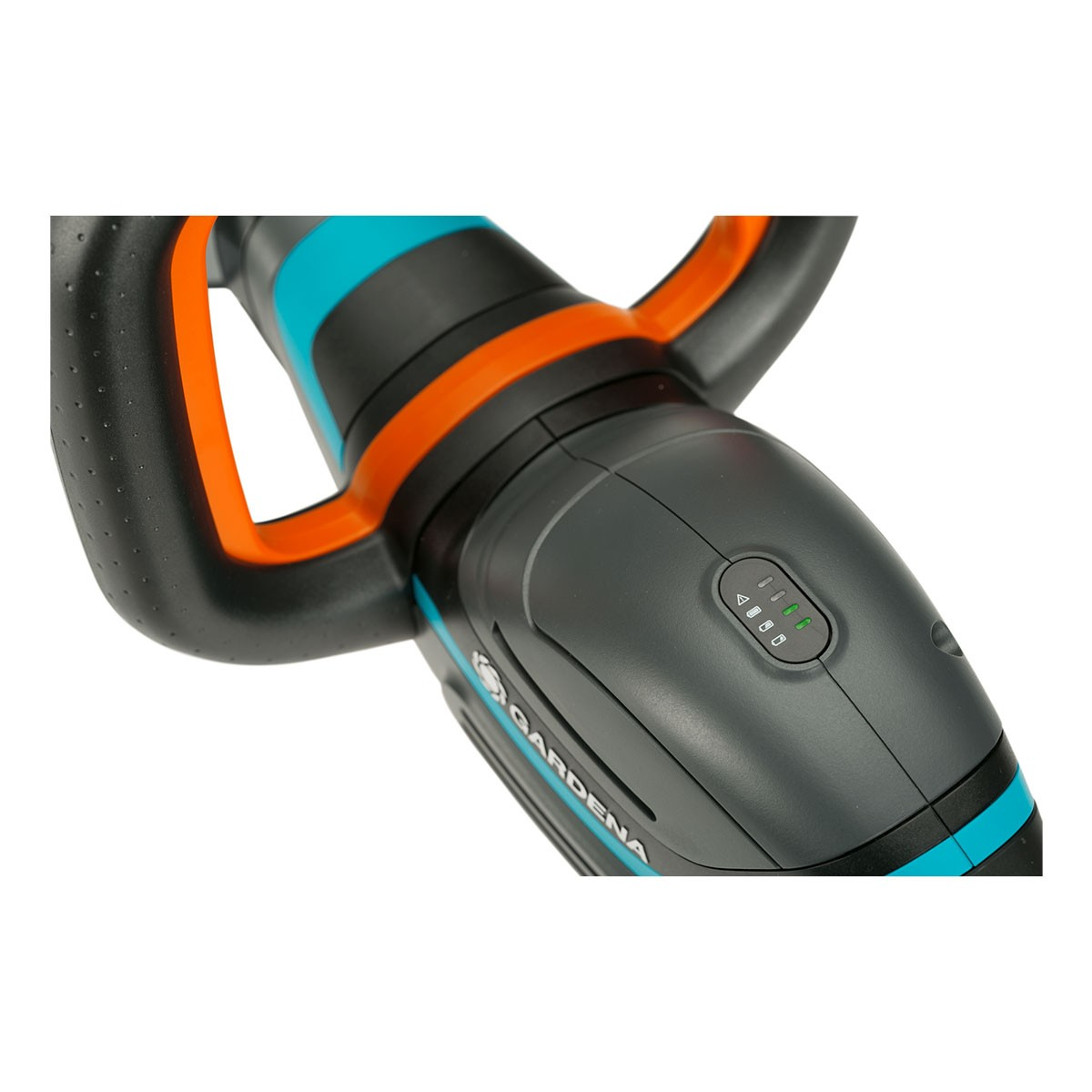 Zbliżenie czarnego i niebieskiego uchwytu narzędzia ogrodniczego GARDENA.