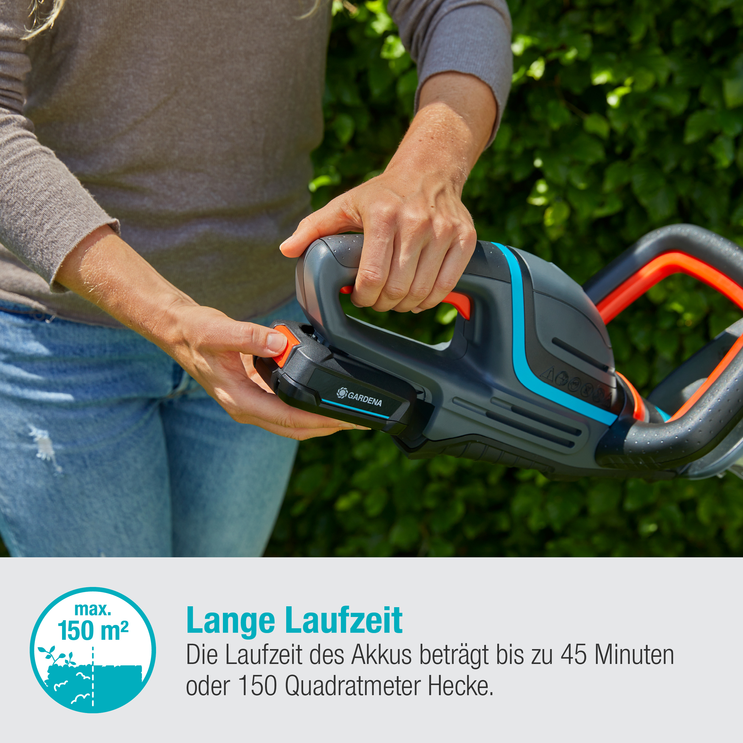 Ręce kobiety używającej nożyc do żywopłotu z tekstem o czasie pracy.