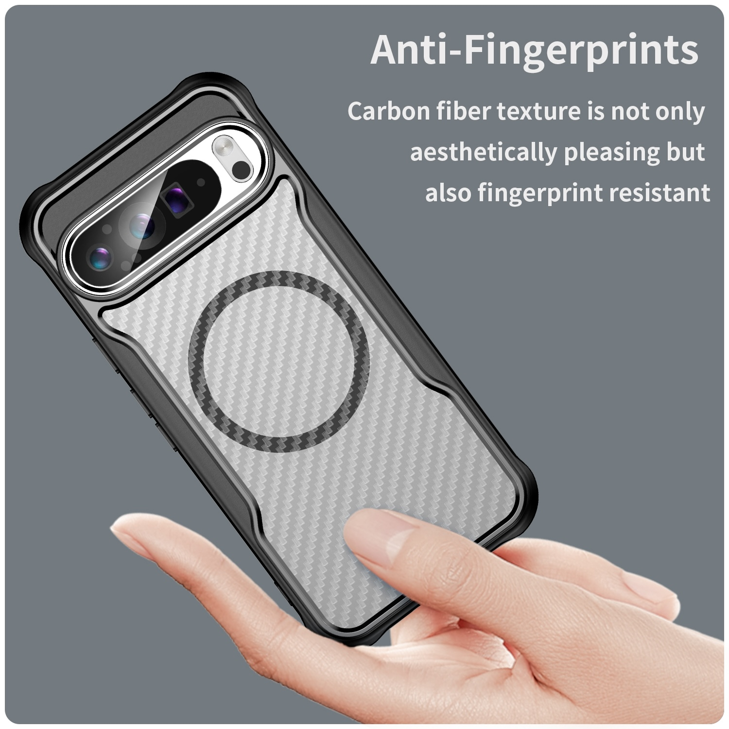 Una funda de teléfono con textura de fibra de carbono, sostenida por una mano. La funda tiene un diseño circular.