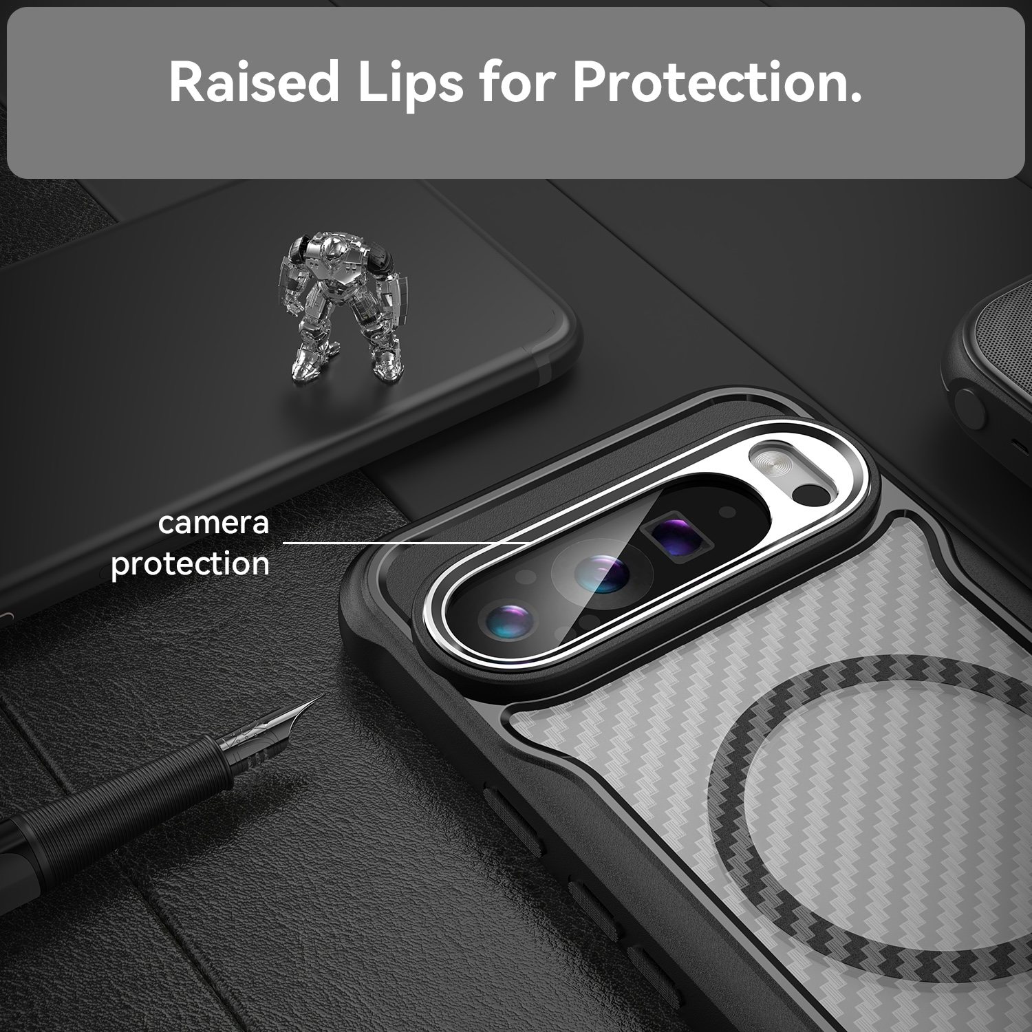 Primer plano de un teléfono con funda, con una figura plateada y un bolígrafo.