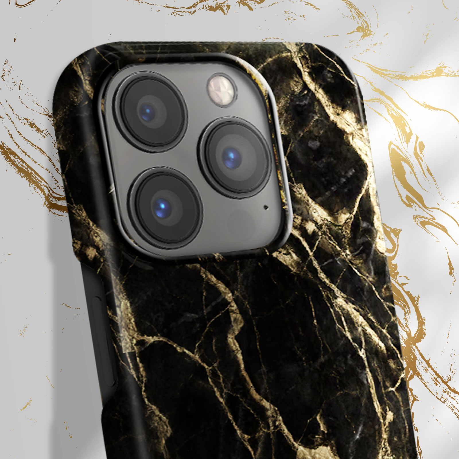 Primo piano di una custodia nera per iPhone con design marmorizzato e sporgenza della fotocamera.