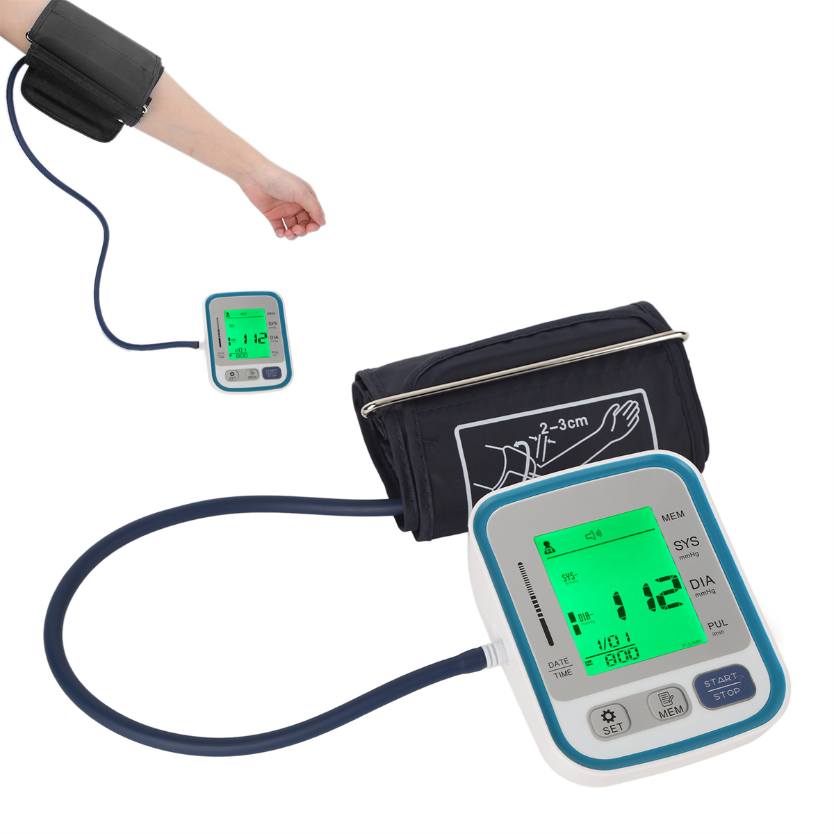 Blutdruckmessgerät mit Manschette am Arm und Anzeigegerät mit Messwerten.