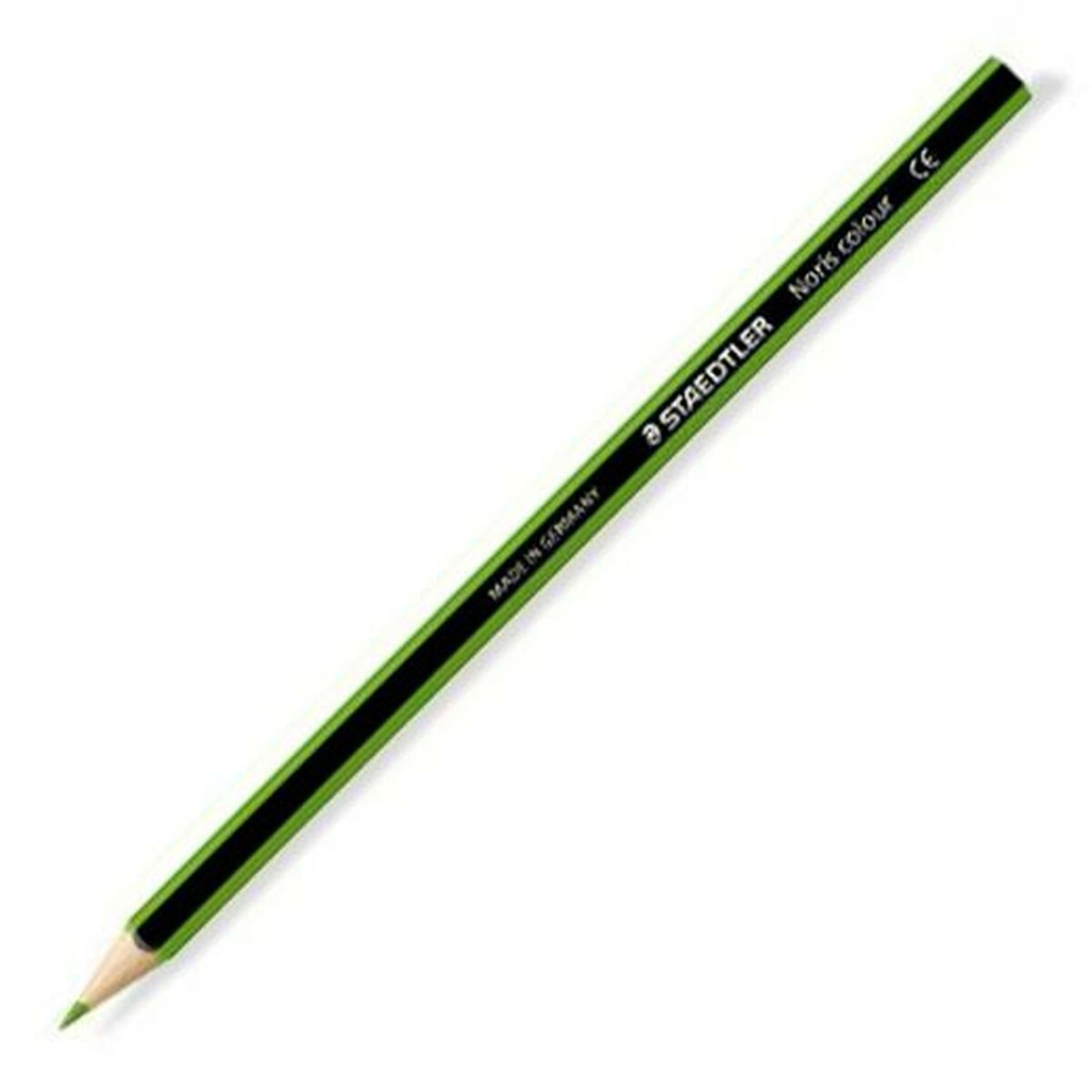 Ein grüner und schwarzer Staedtler Noris Farbstift auf einer weißen Oberfläche.