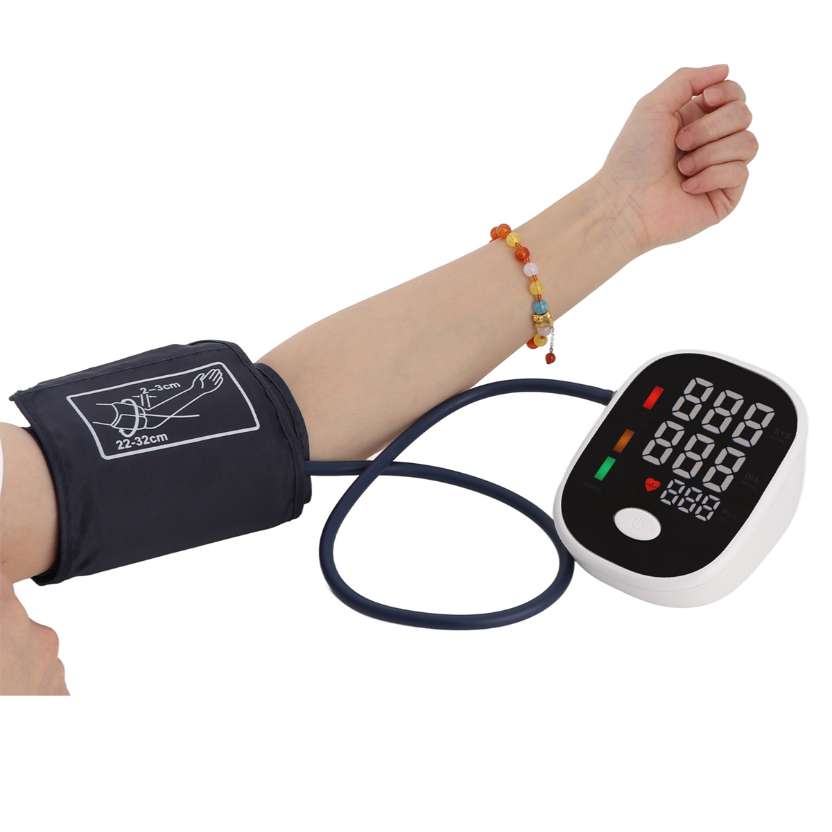 Der Arm einer Person mit einer Blutdruckmanschette und einem digitalen Monitor, der Zahlen und ein Herzsymbol anzeigt.