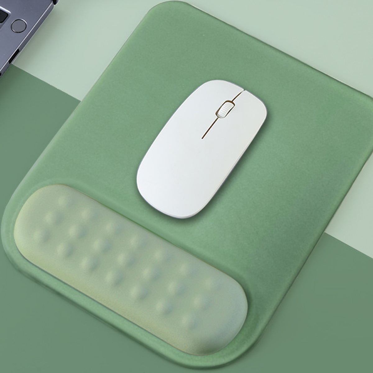 Ein grünes Mauspad mit einer weißen Maus und Handgelenkstütze.