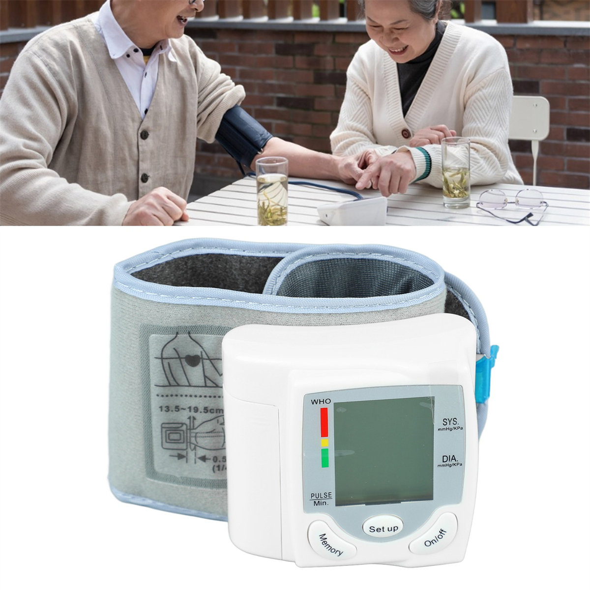 Zwei ältere Menschen benutzen ein Blutdruckmessgerät. Monitor und Armmanschette gezeigt, Tisch mit Gläsern & Tee.