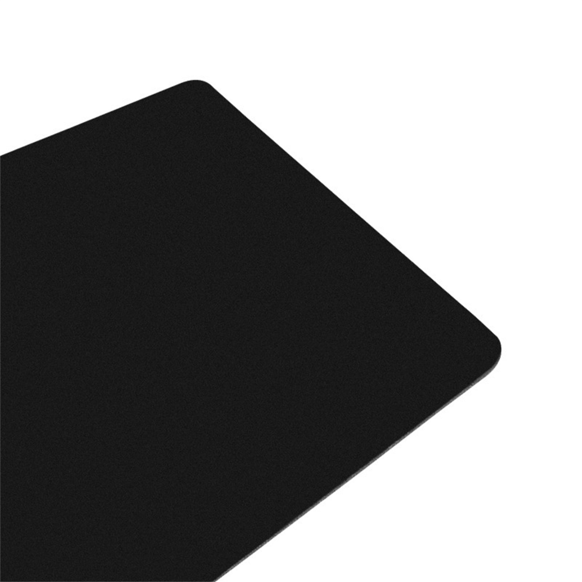 Ein schwarzes Mauspad wird vor weißem Hintergrund gezeigt. Das Mauspad hat eine glatte, matte Oberfläche.