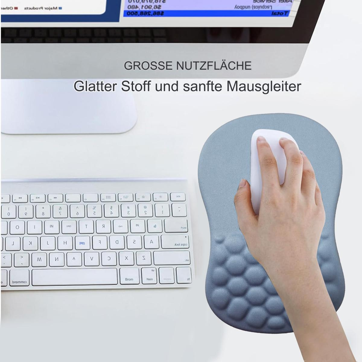Eine Person benutzt eine Maus auf einem blauen Mauspads mit Tastatur und Monitor im Hintergrund.
