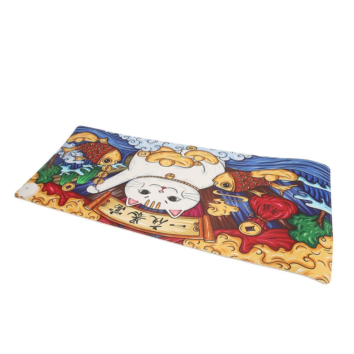 Katze auf dekorativer Matte mit Goldmünzen, Fischen und einer Schriftrolle. Chinesische Symbole vorhanden.